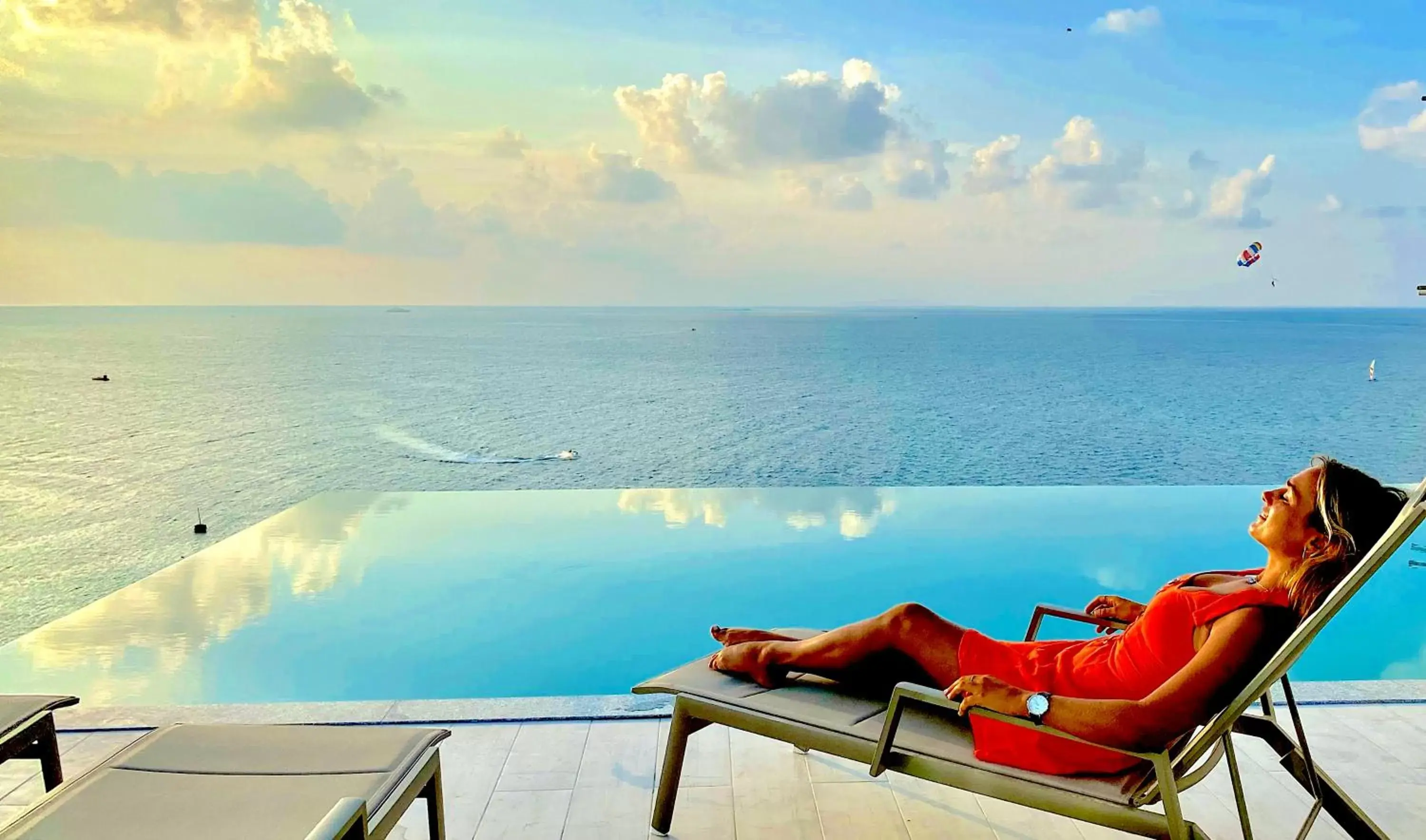 Swimming pool in Kaani Palm Beach Swimming pool in Kaani Palm Beach