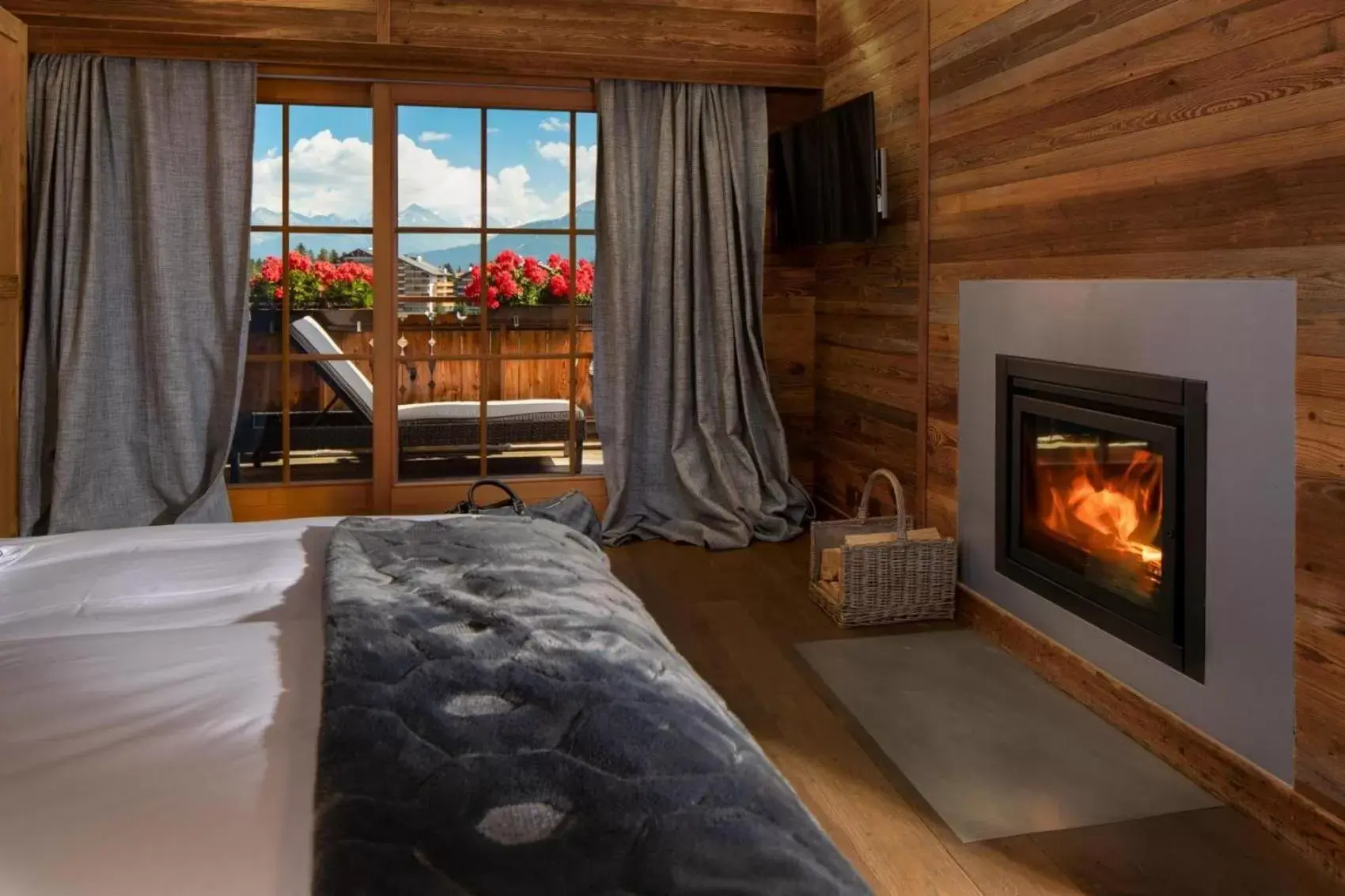 Bedroom, Seating Area in Hostellerie du Pas de l'Ours "Relais et Châteaux"