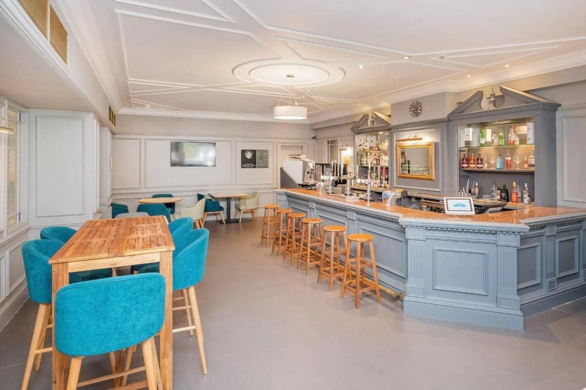 Lounge or bar, Restaurant/Places to Eat in Holiday Inn Maidstone-Sevenoaks, an IHG Hotel