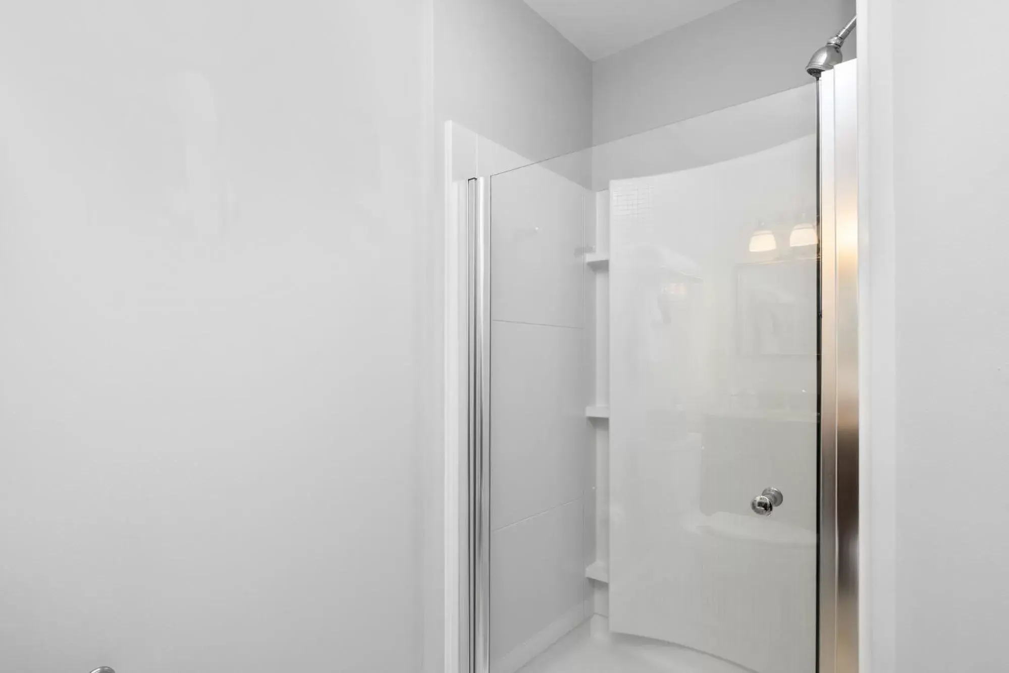 Shower, Bathroom in Noble House Inn