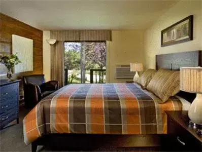 Photo of the whole room, Bed in Auberge du Lac Morency