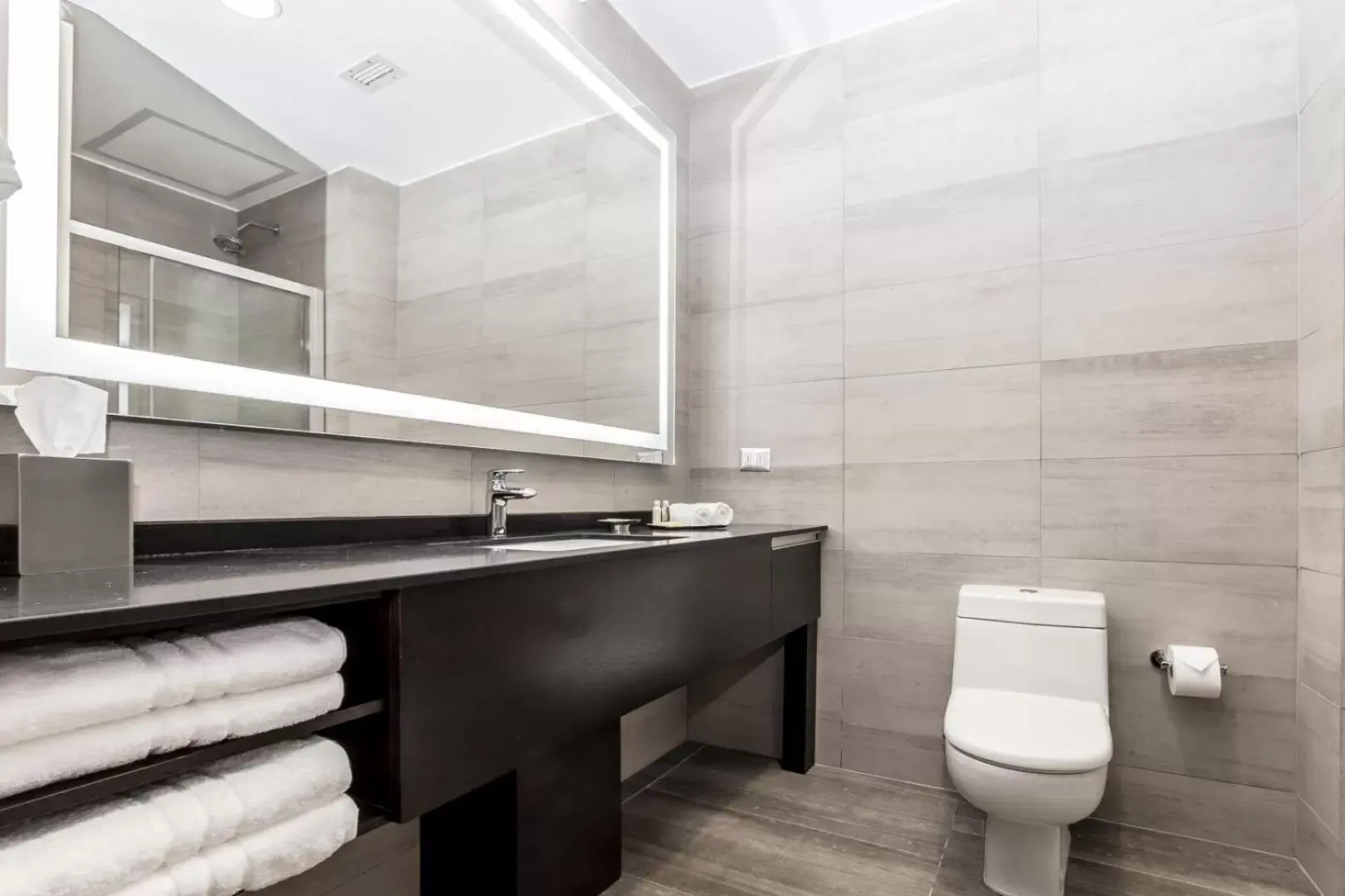 Bathroom in La Quinta by Wyndham Santiago Aeropuerto