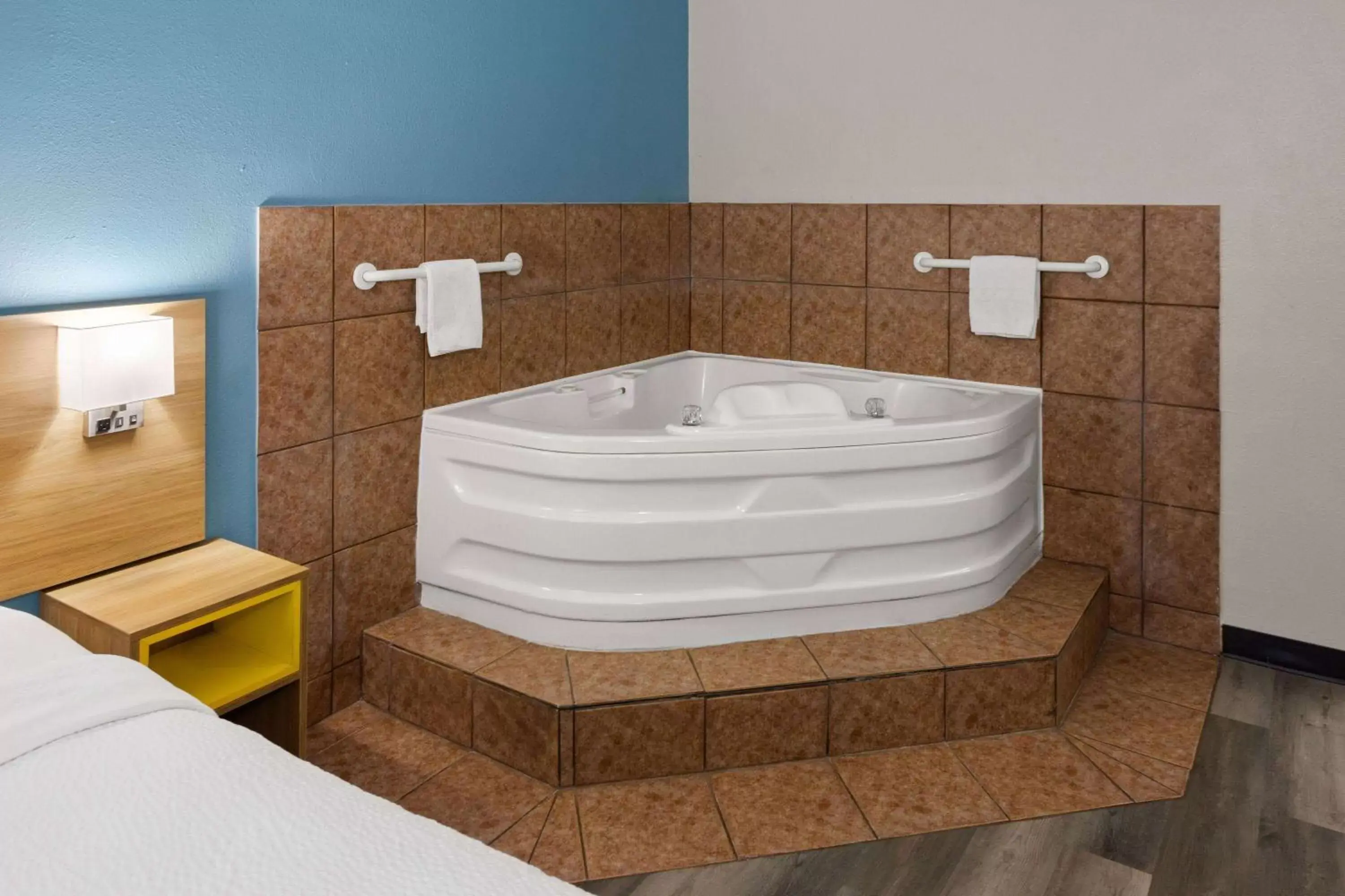 Hot Tub, Bathroom in Days Inn & Suites by Wyndham Northwest Indianapolis