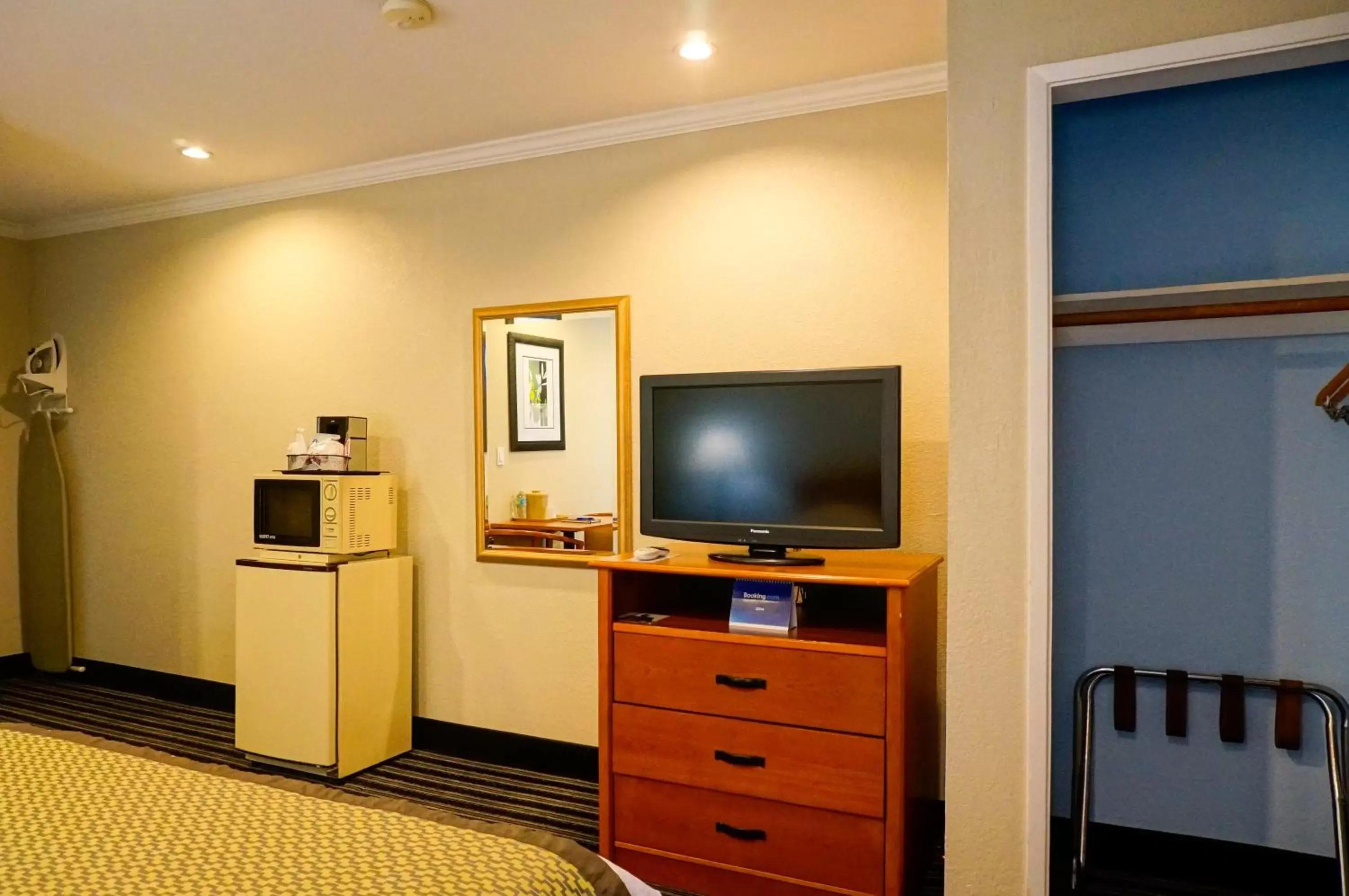 Bedroom, TV/Entertainment Center in Hotel Parmani