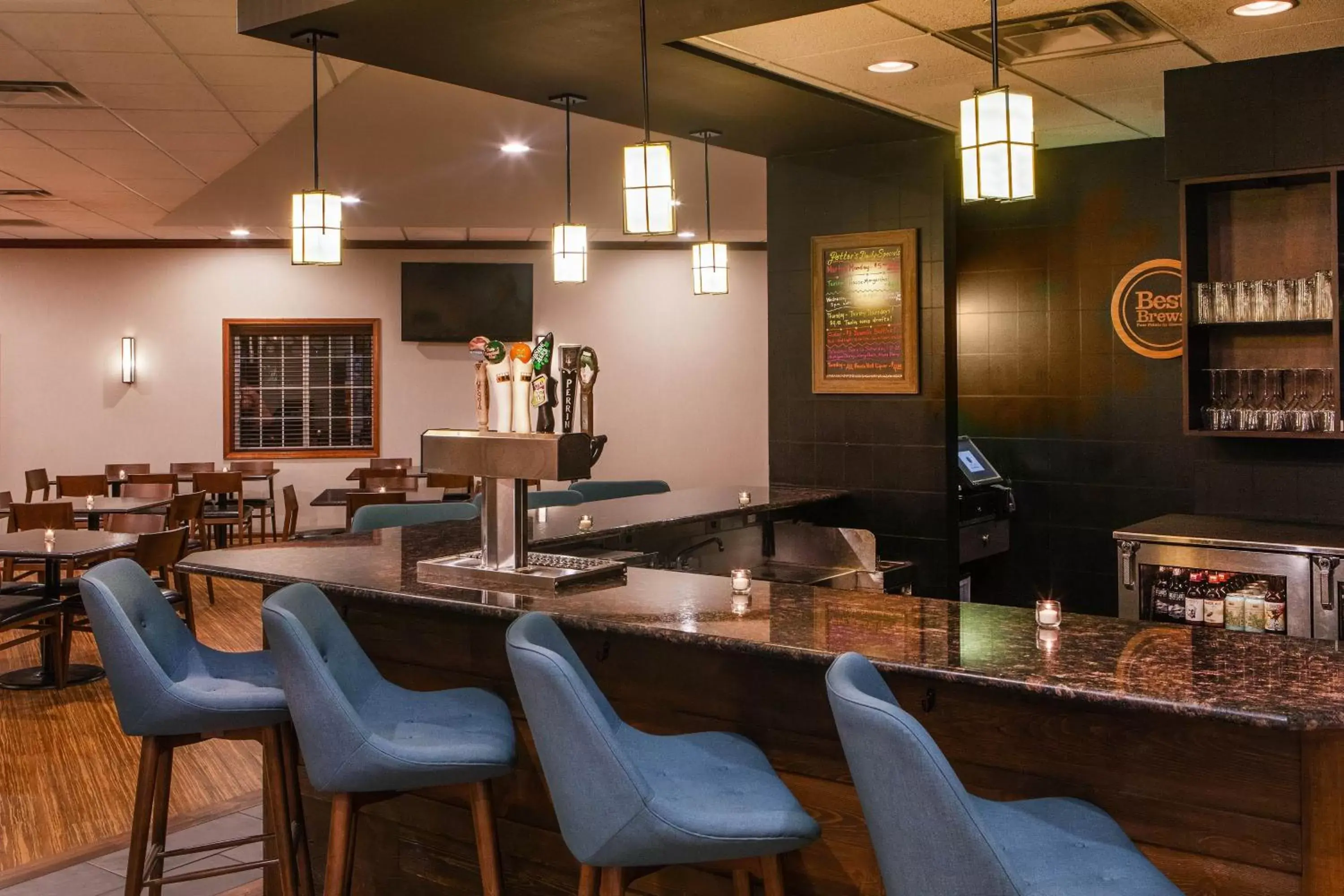 Lounge or bar, Restaurant/Places to Eat in Four Points by Sheraton Kalamazoo