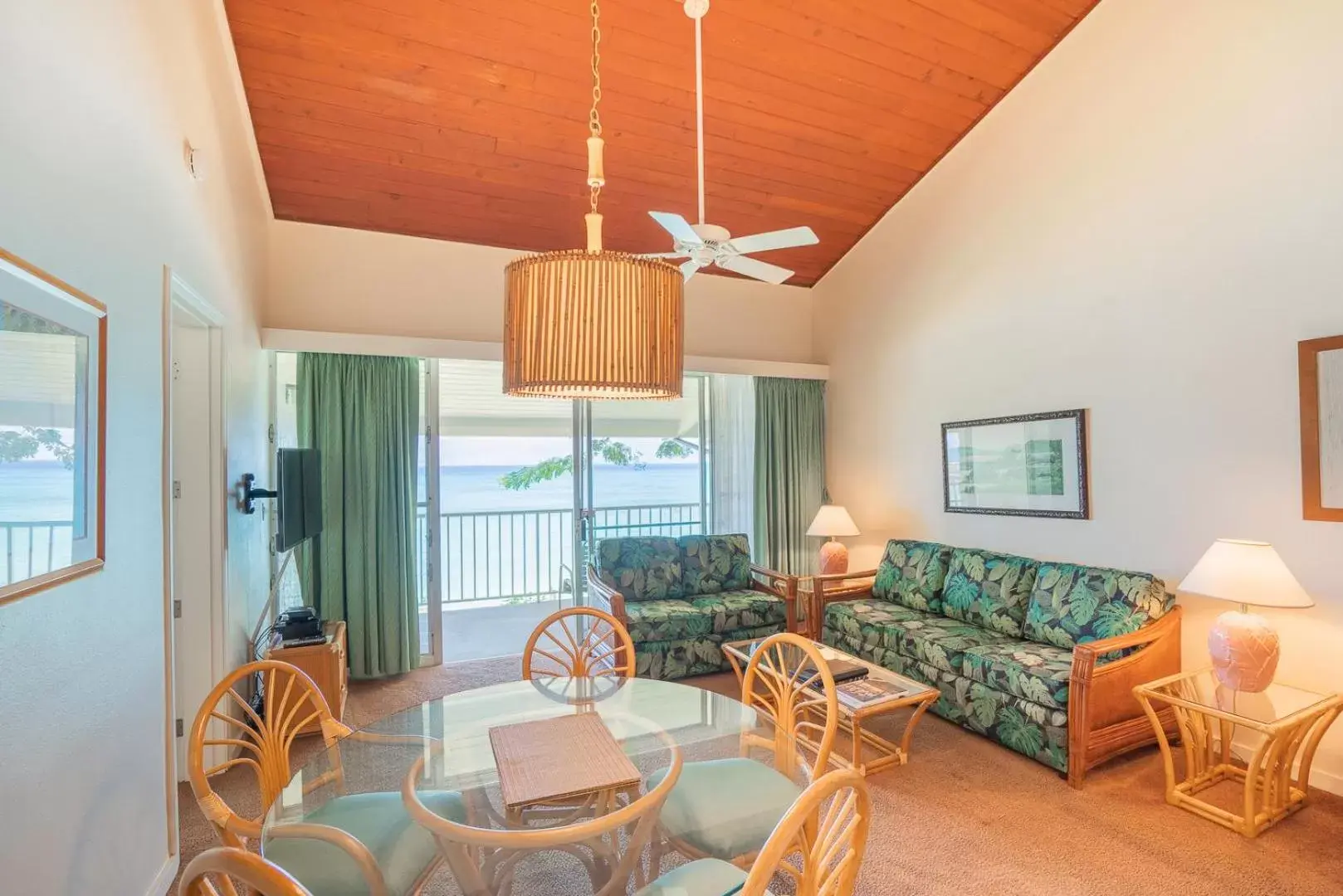 Living room, Seating Area in Napili Sunset Beach Front Resort