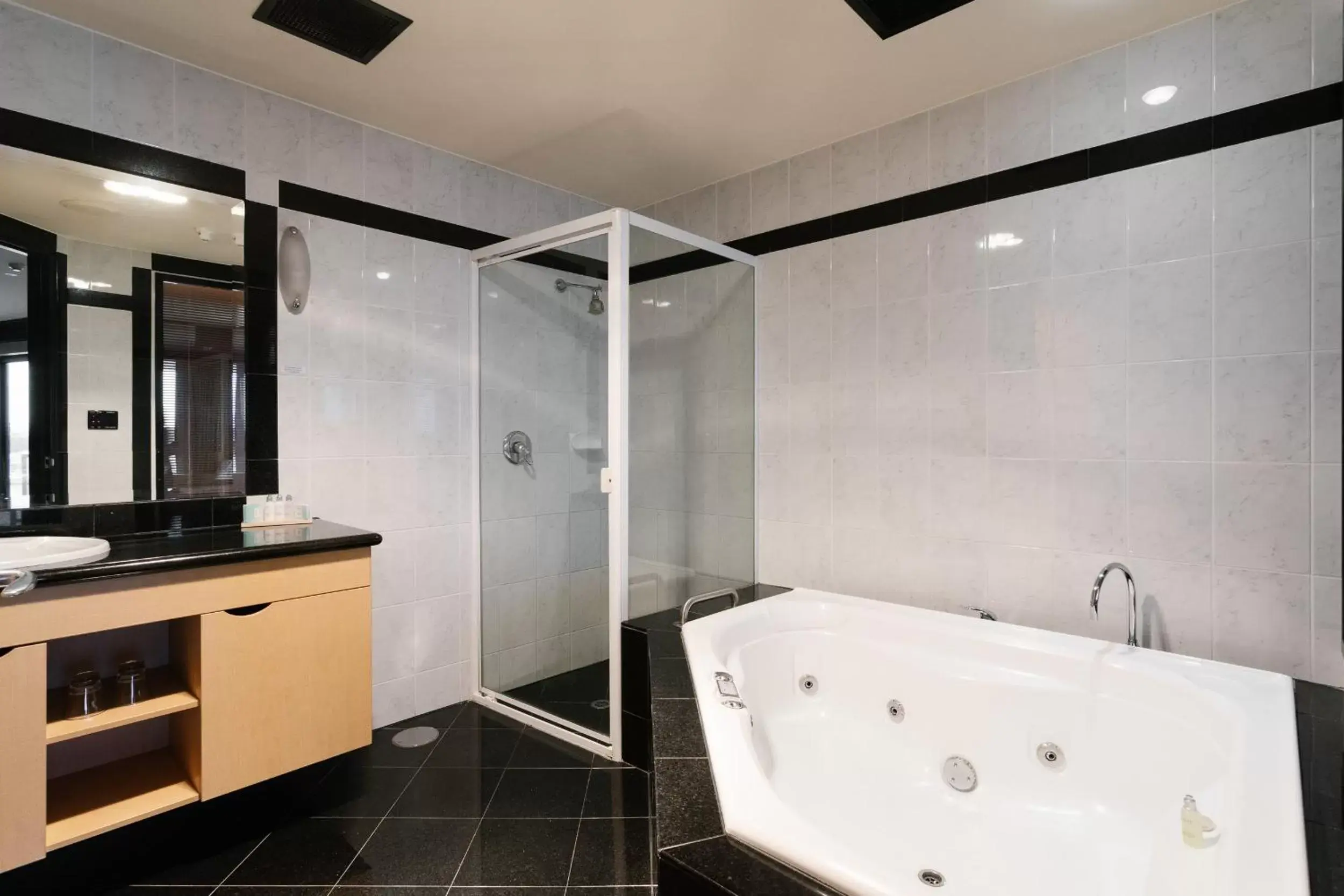 Shower, Bathroom in Lakes Hotel