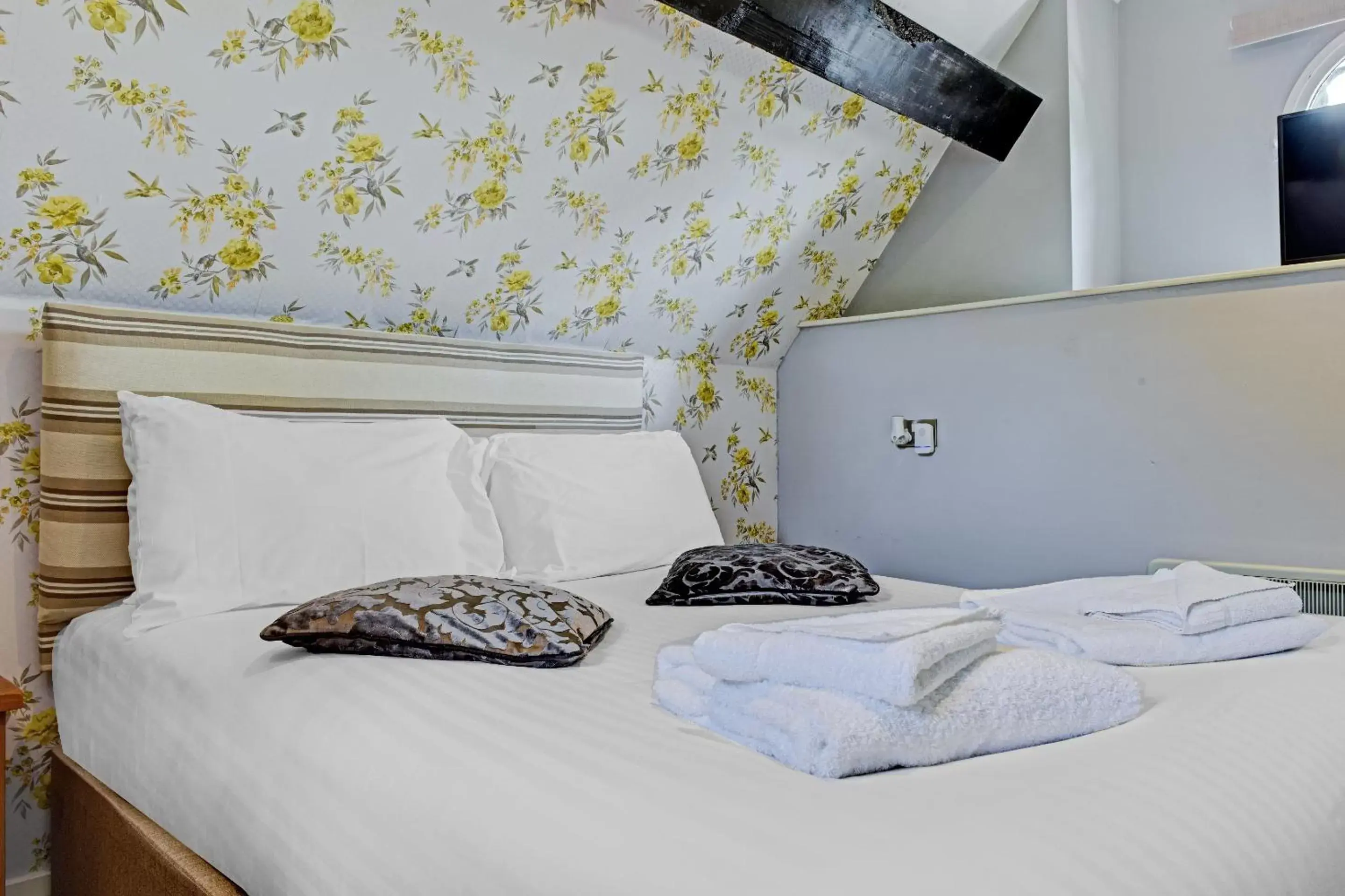 Bedroom in OYO Dovecote Hotel