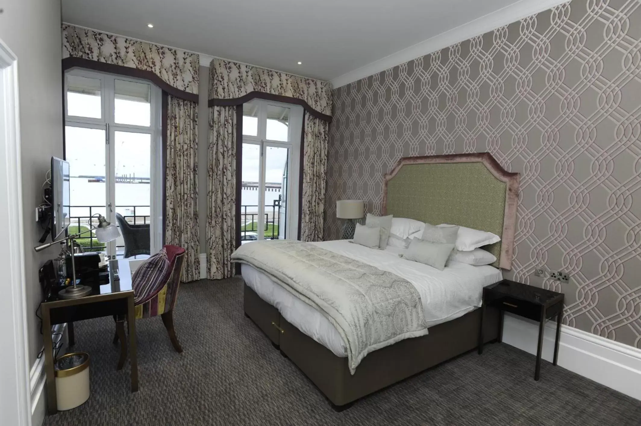 Spring, Bed in Best Western Premier Dover Marina Hotel & Spa