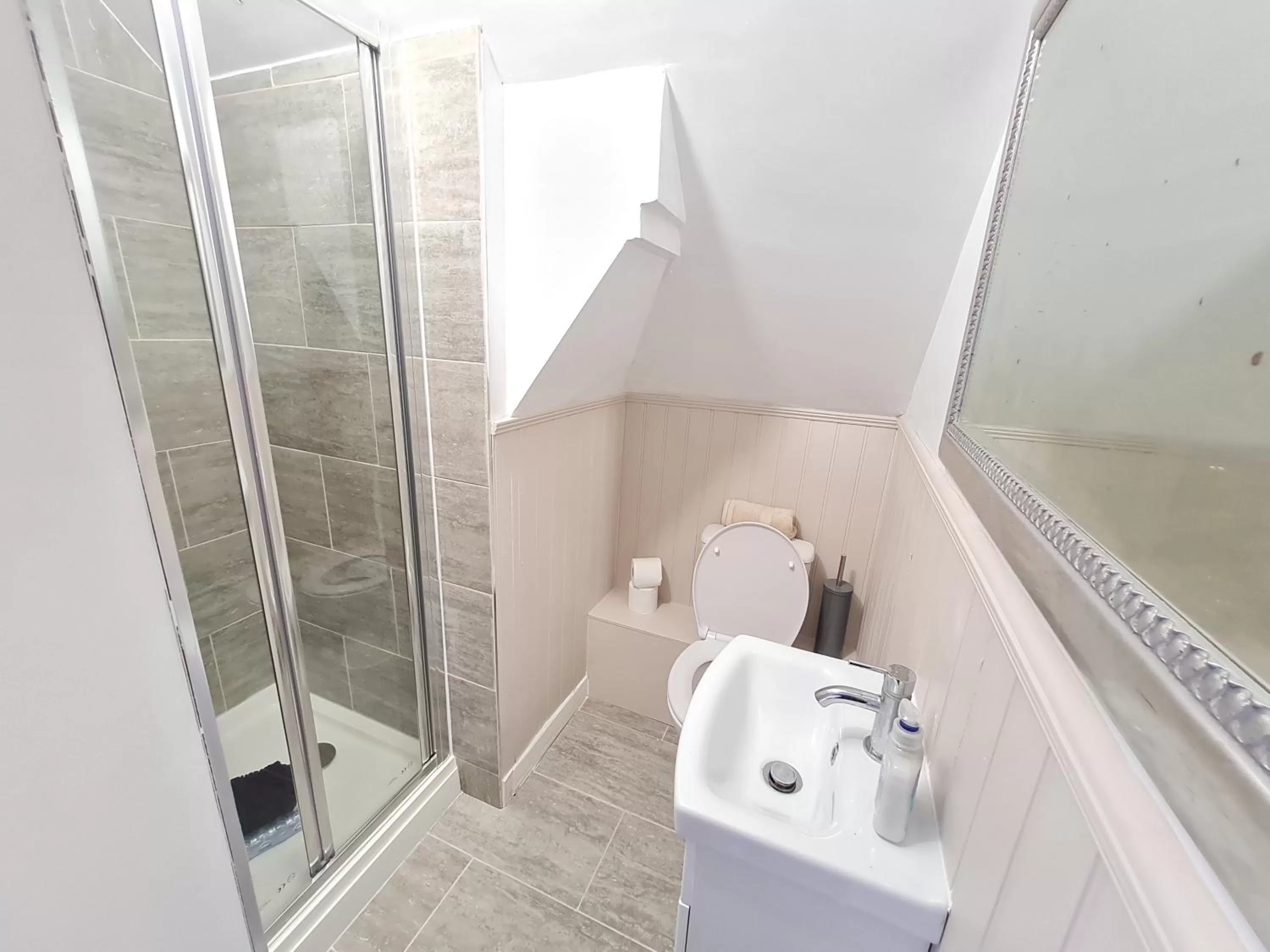 Bathroom in Lemur Lodge