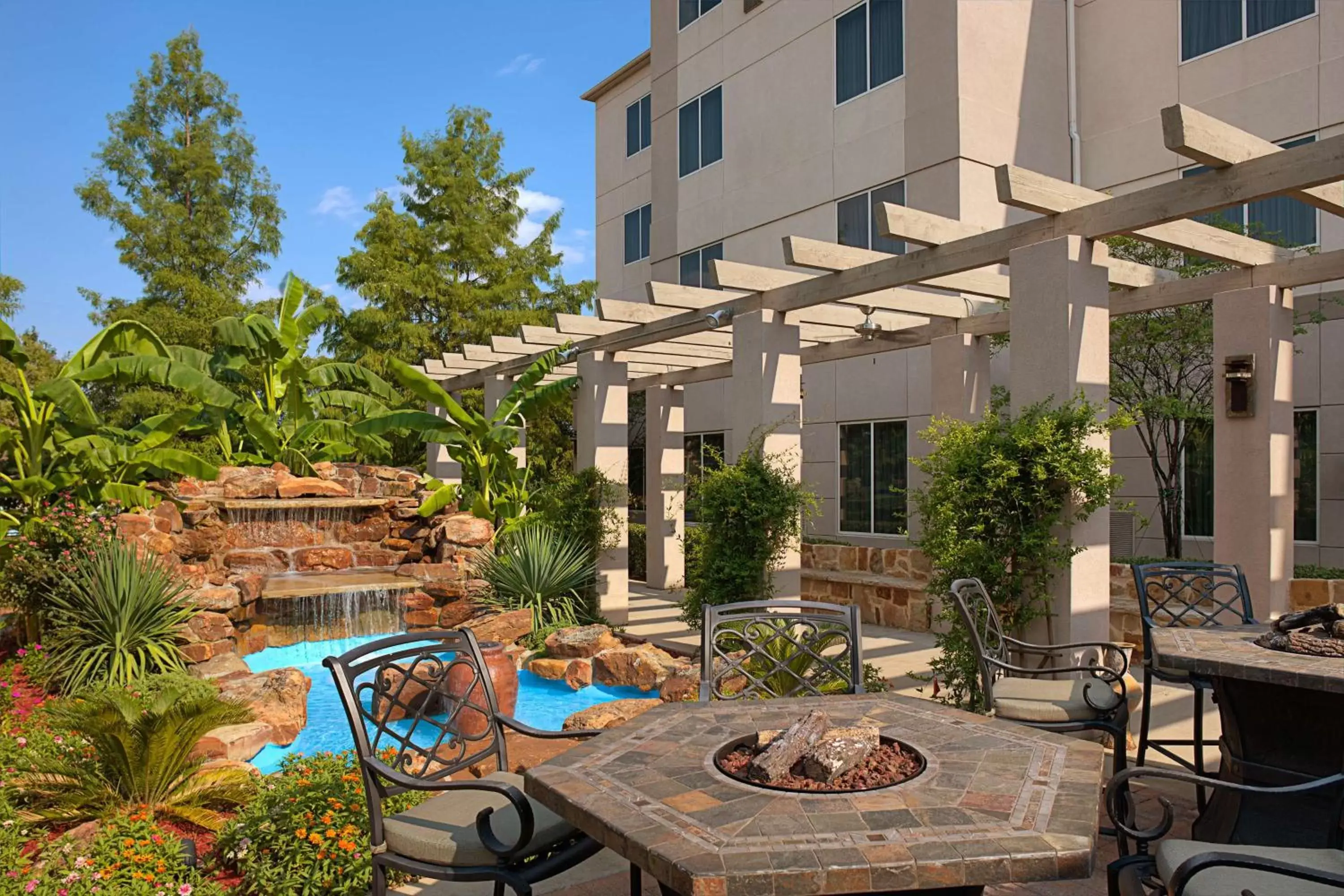 Property building, Swimming Pool in Hilton Garden Inn DFW Airport South