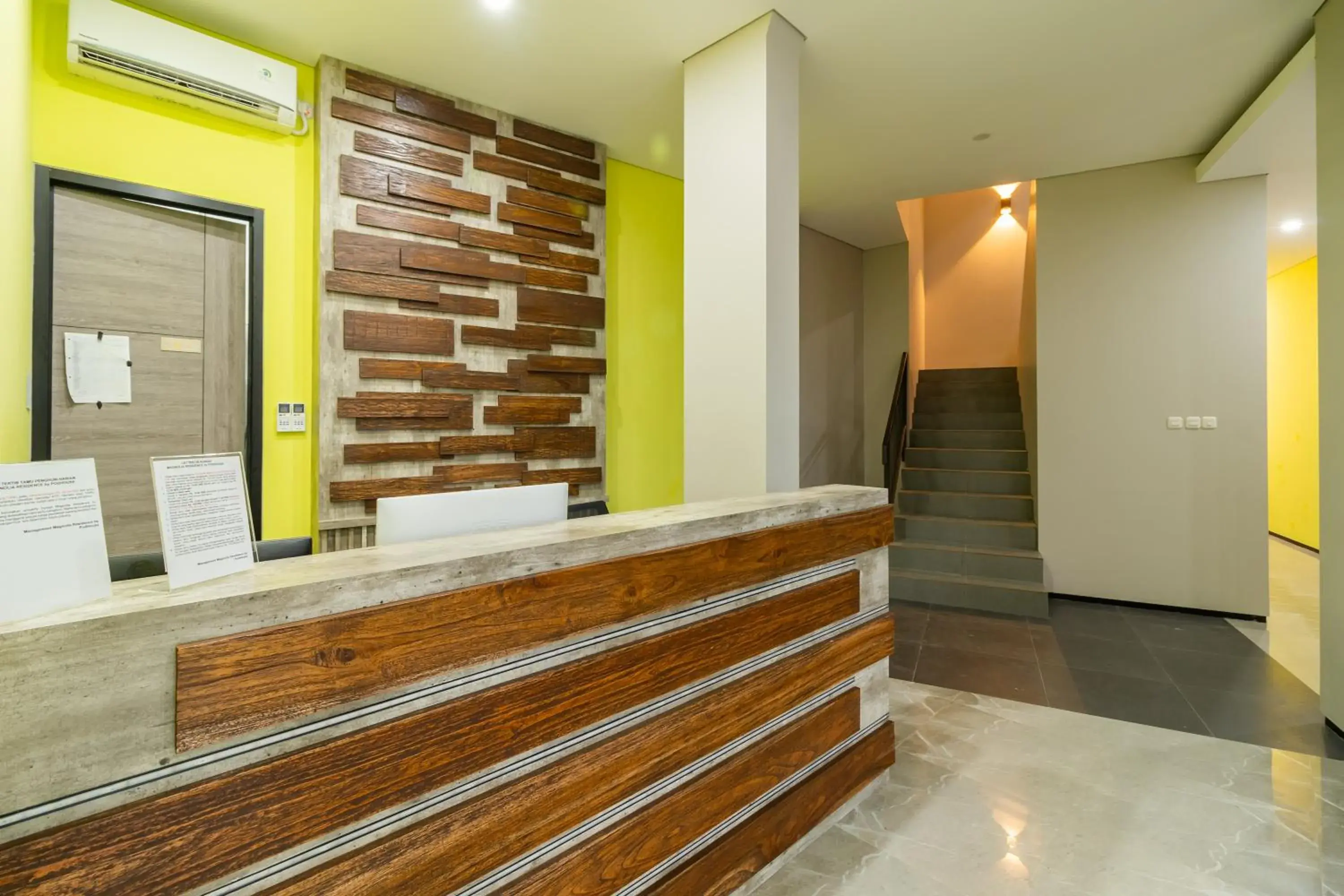 Lobby or reception in RedDoorz Plus near Senayan City Lobby or reception in RedDoorz Plus near Senayan City