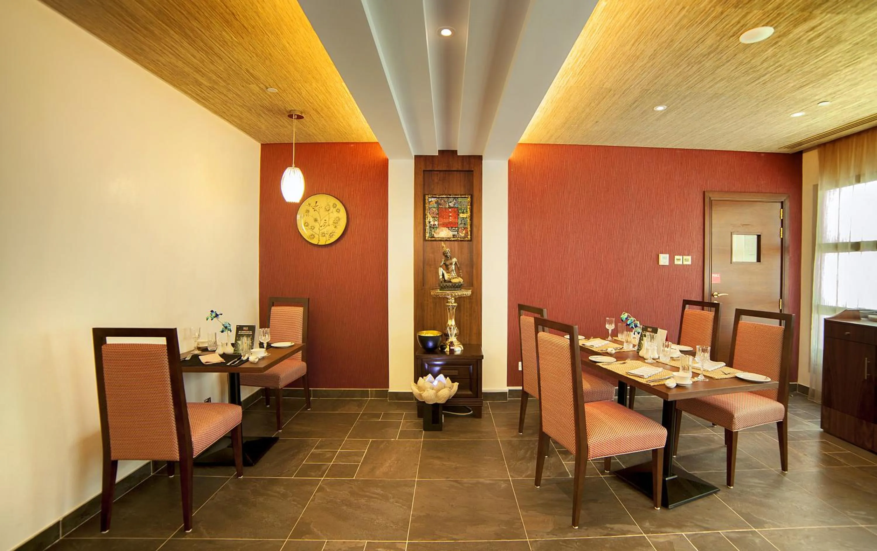 Restaurant/places to eat in Raviz Center Point Hotel