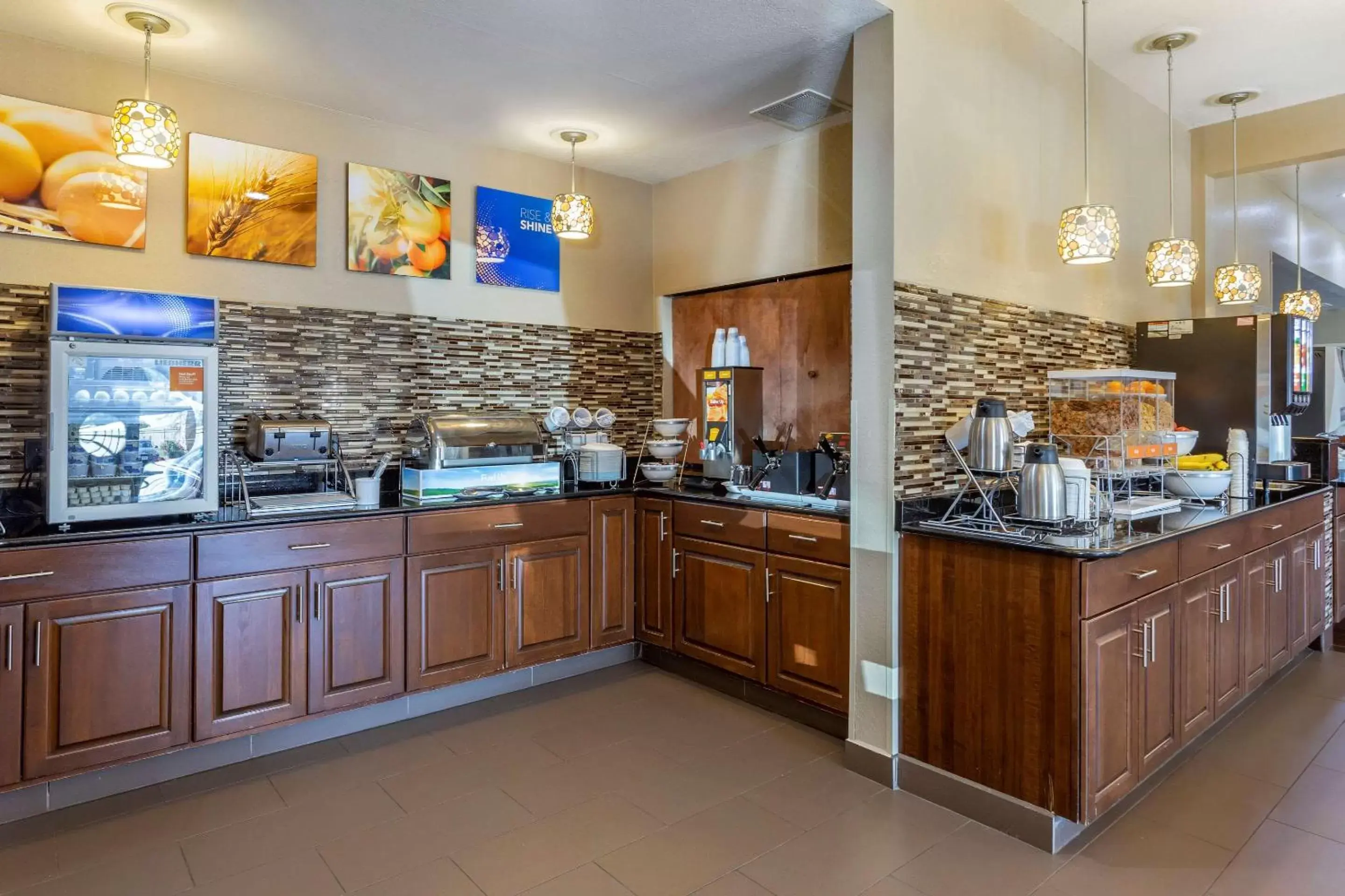 Breakfast, Kitchen/Kitchenette in Comfort Inn & Suites North Aurora - Naperville