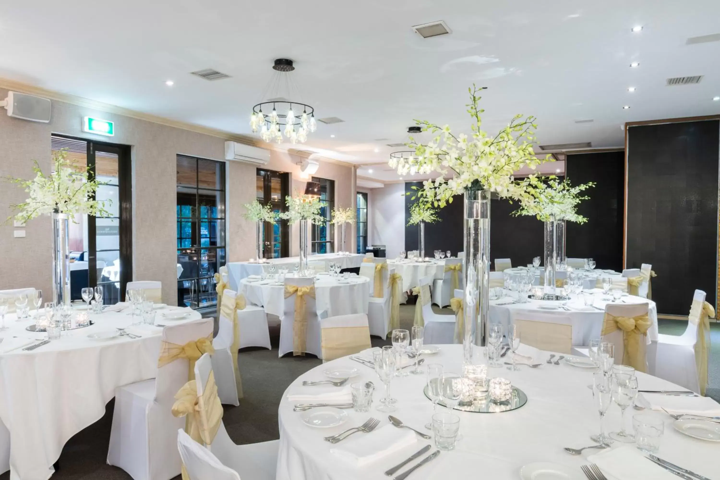 Property building, Restaurant/Places to Eat in Eltham Gateway Hotel & Conference Centre