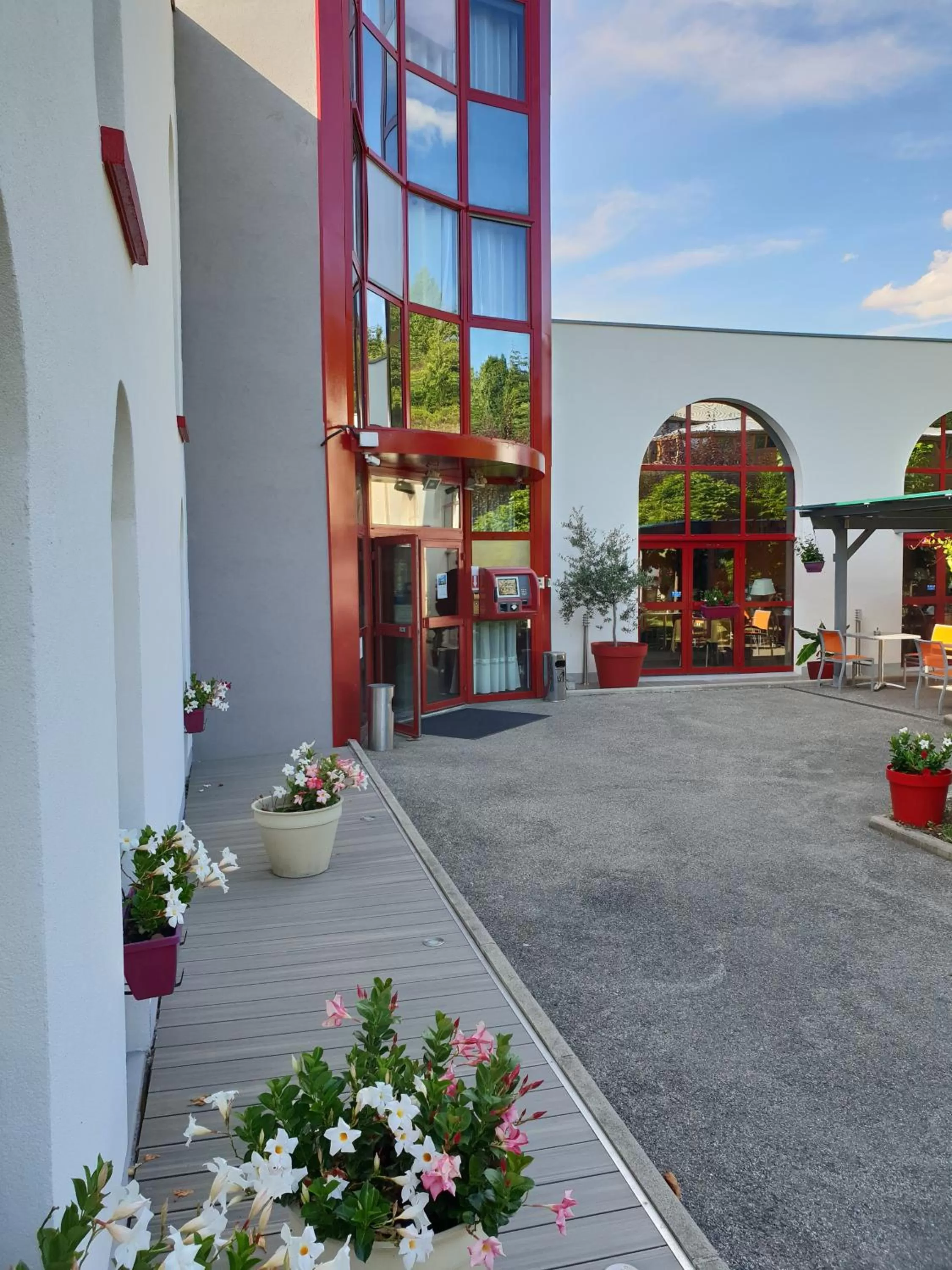 Facade/entrance in L'Abribis