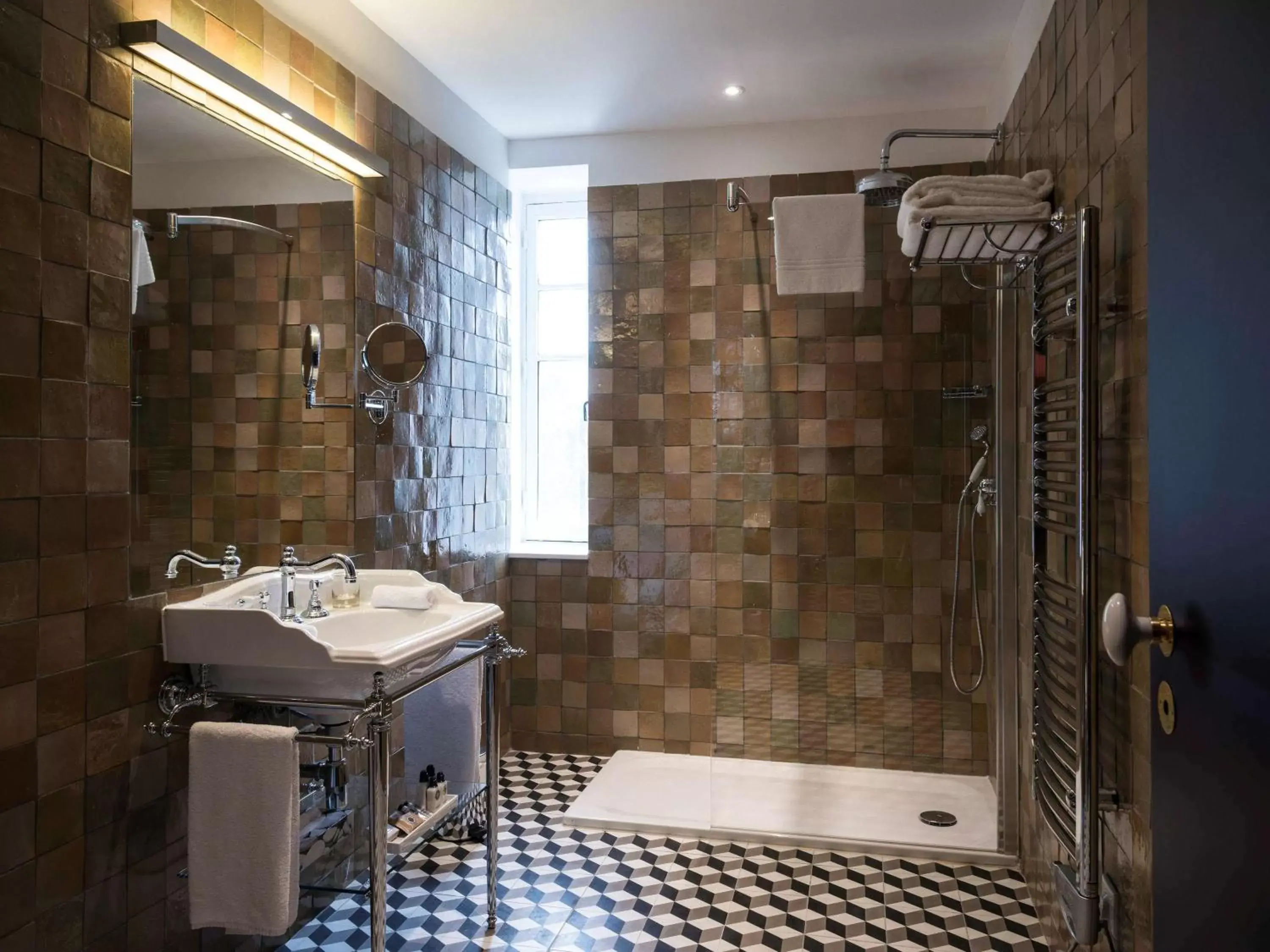 Photo of the whole room, Bathroom in Hôtel & Spa Jules César Arles - MGallery Hotel Collection