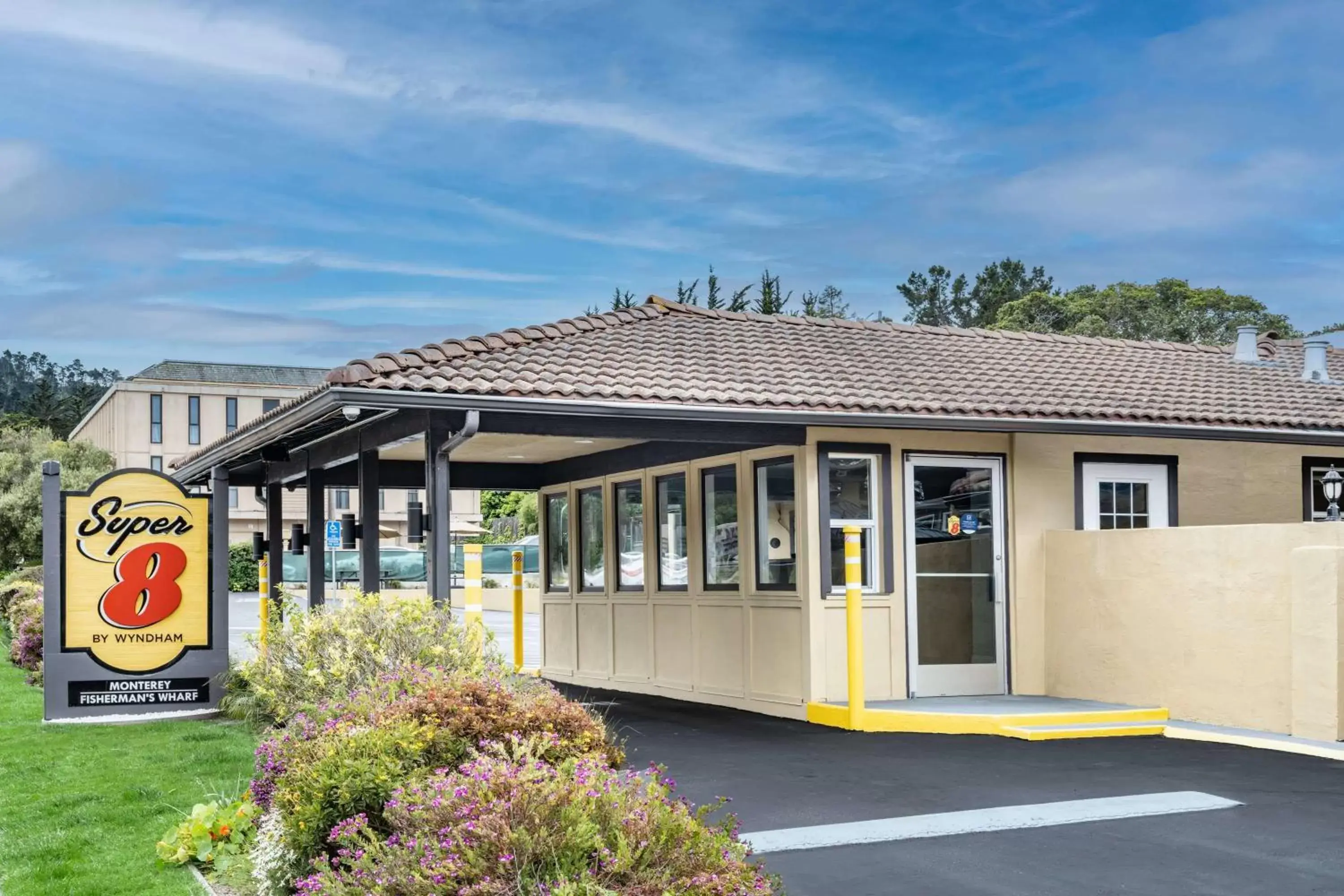 Property Building in Super 8 by Wyndham Monterey Fisherman's Wharf Aquarium