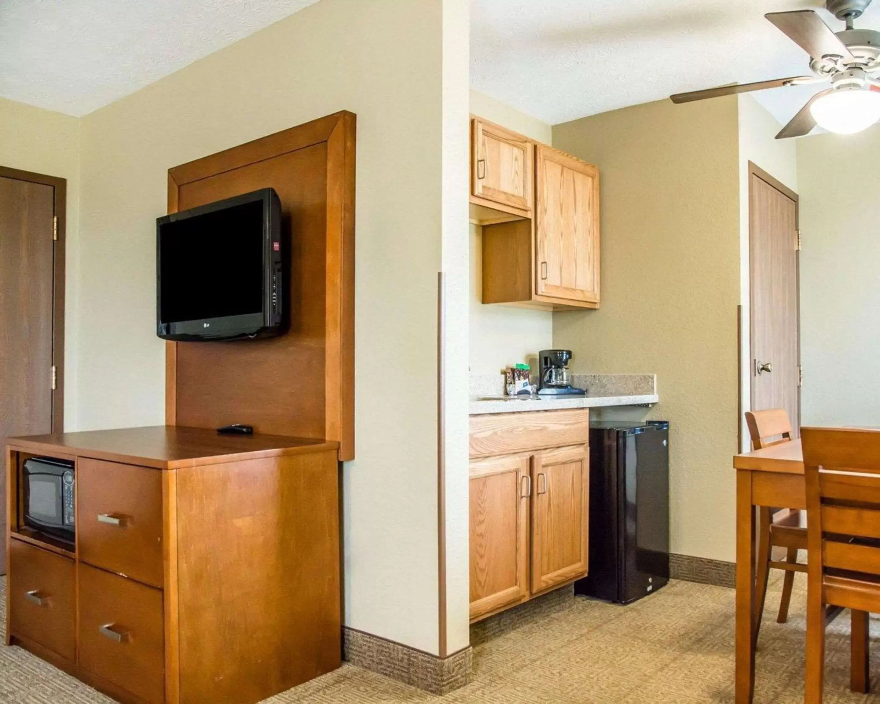 Photo of the whole room, Kitchen/Kitchenette in Comfort Inn Bellefontaine
