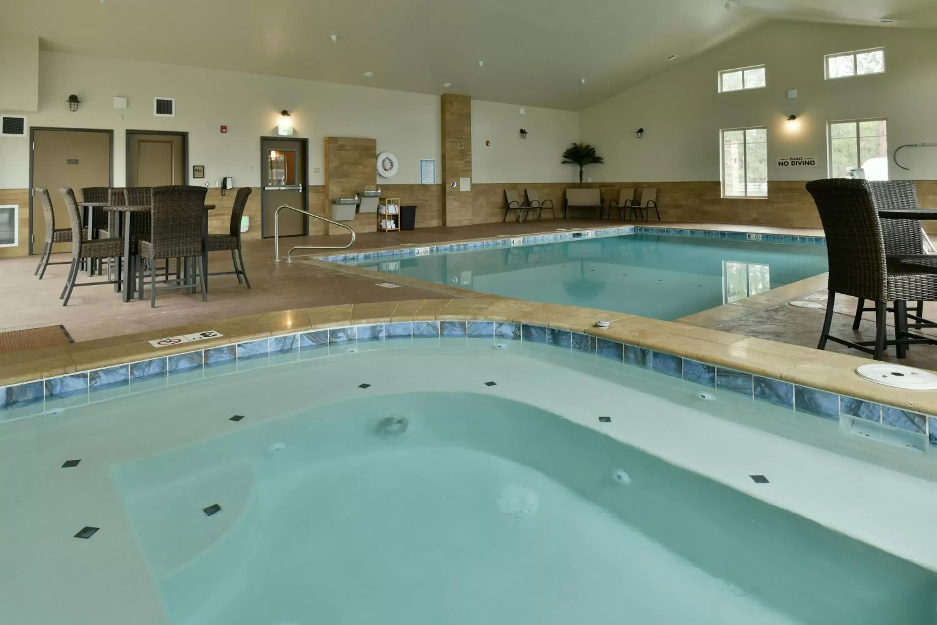 Hot Tub, Swimming Pool in GrandStay Hotel & Suites
