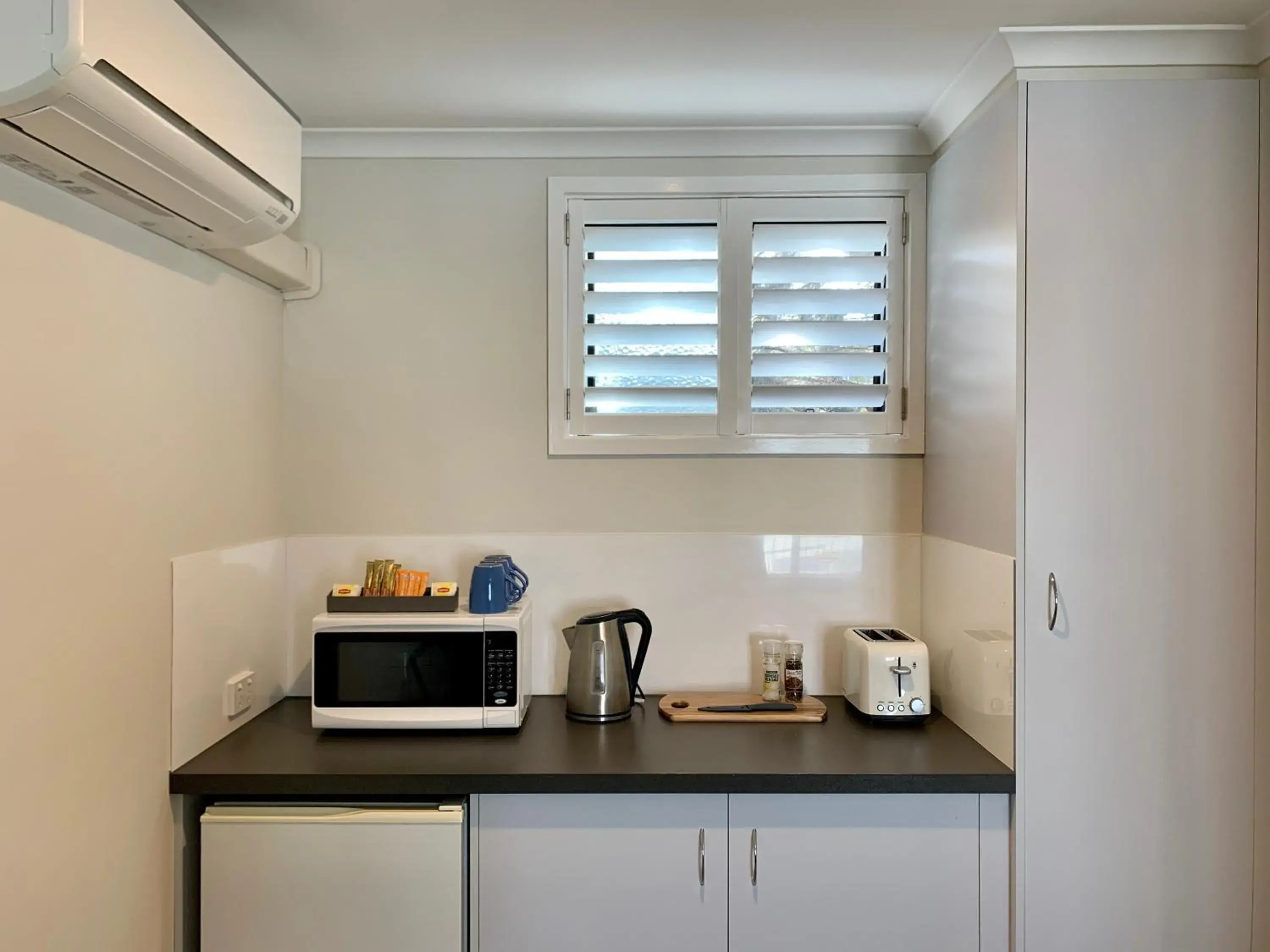 Coffee/tea facilities, Kitchen/Kitchenette in Apollo Bay Waterfront Motor Inn