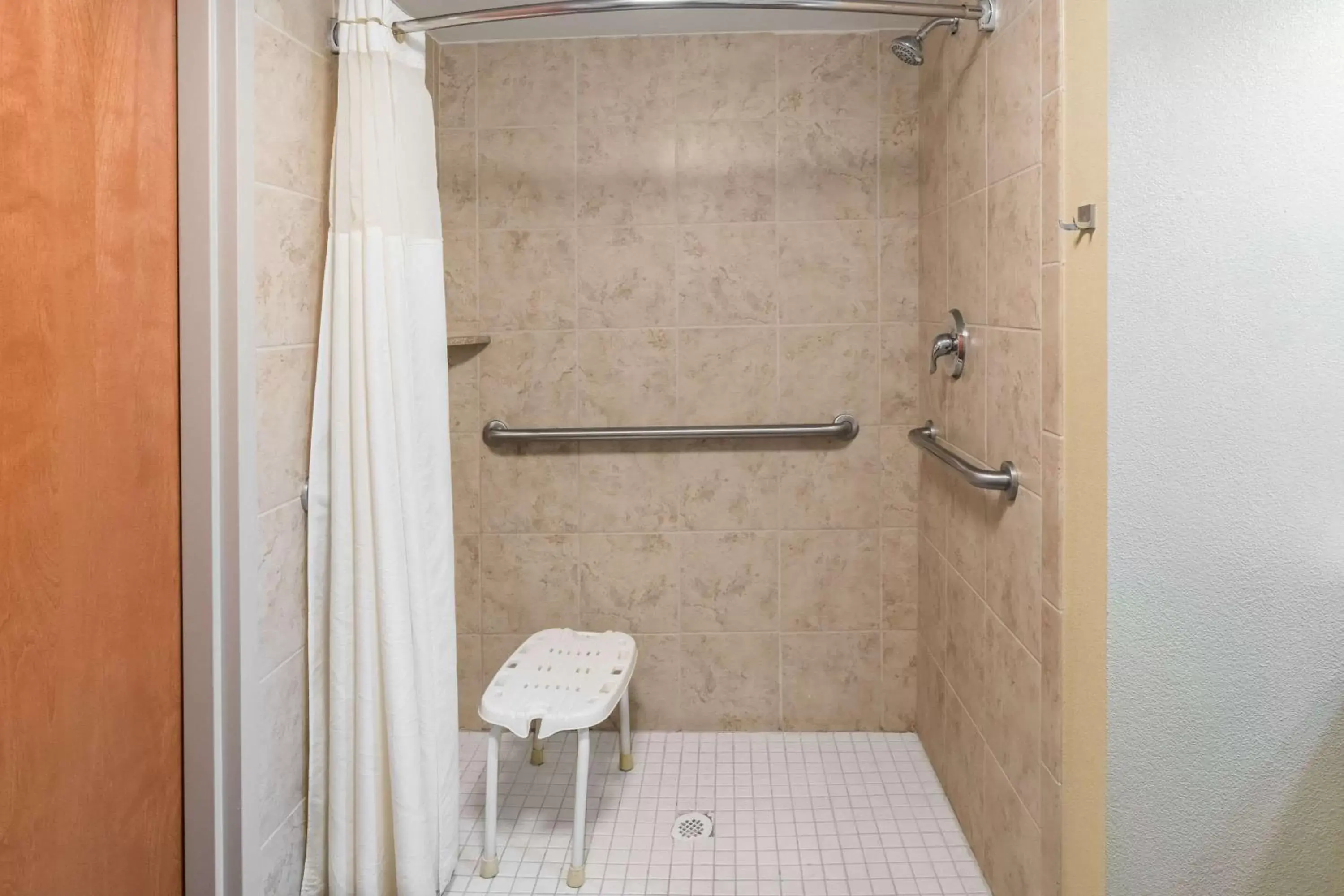 Shower, Bathroom in Wingate by Wyndham Bowling Green