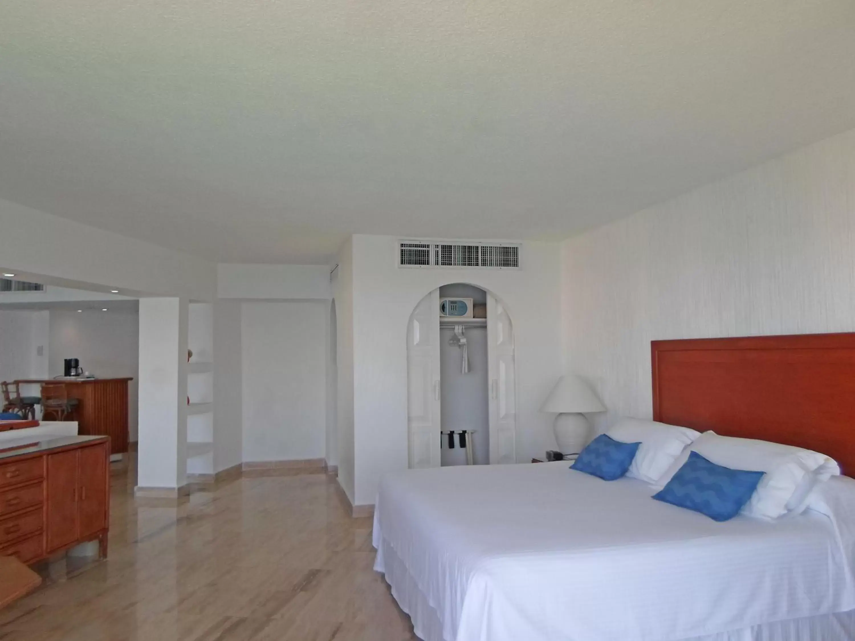 Photo of the whole room, Bed in Calinda Beach Acapulco
