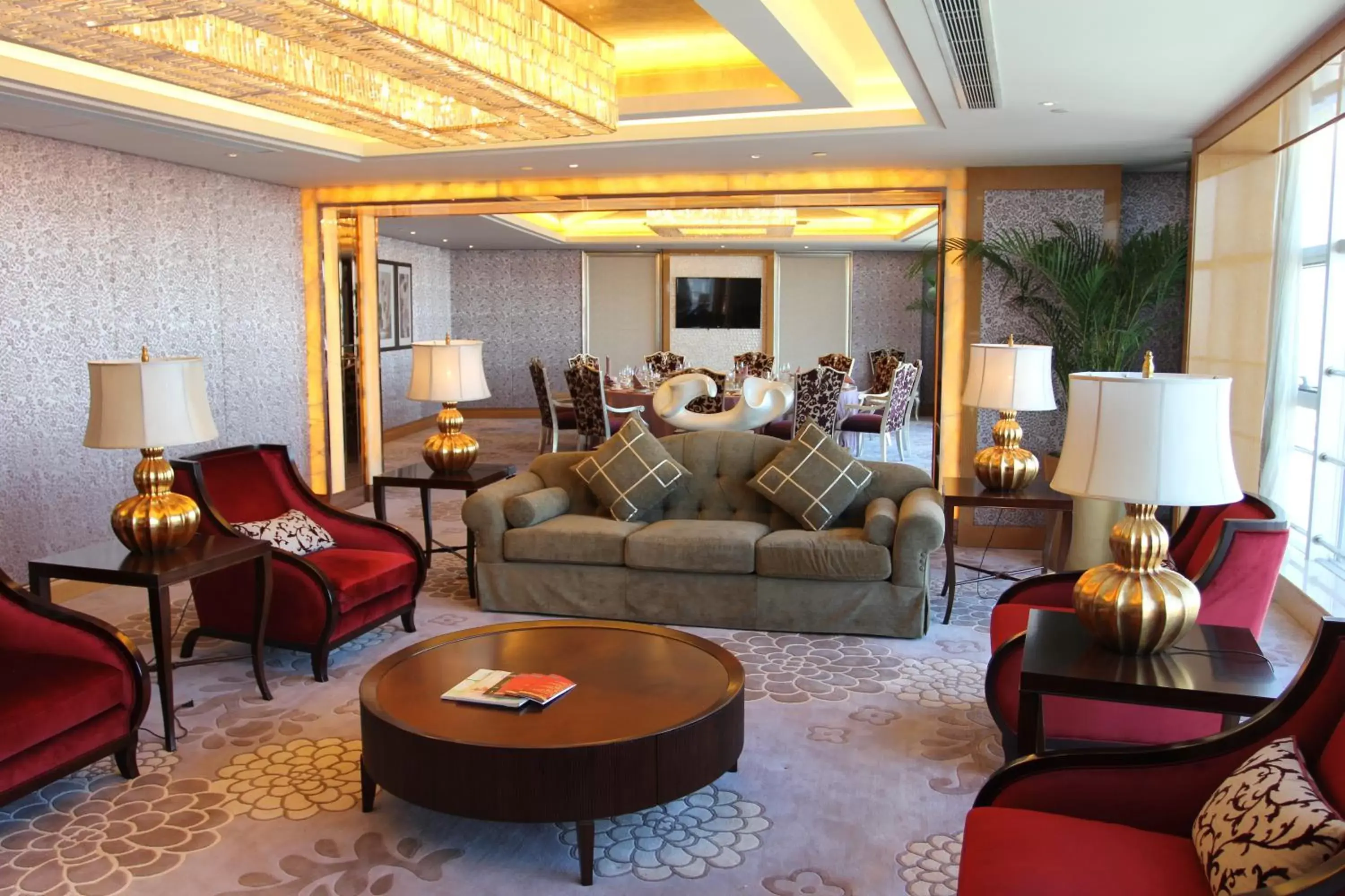 Photo of the whole room, Seating Area in Pullman Linyi Lushang