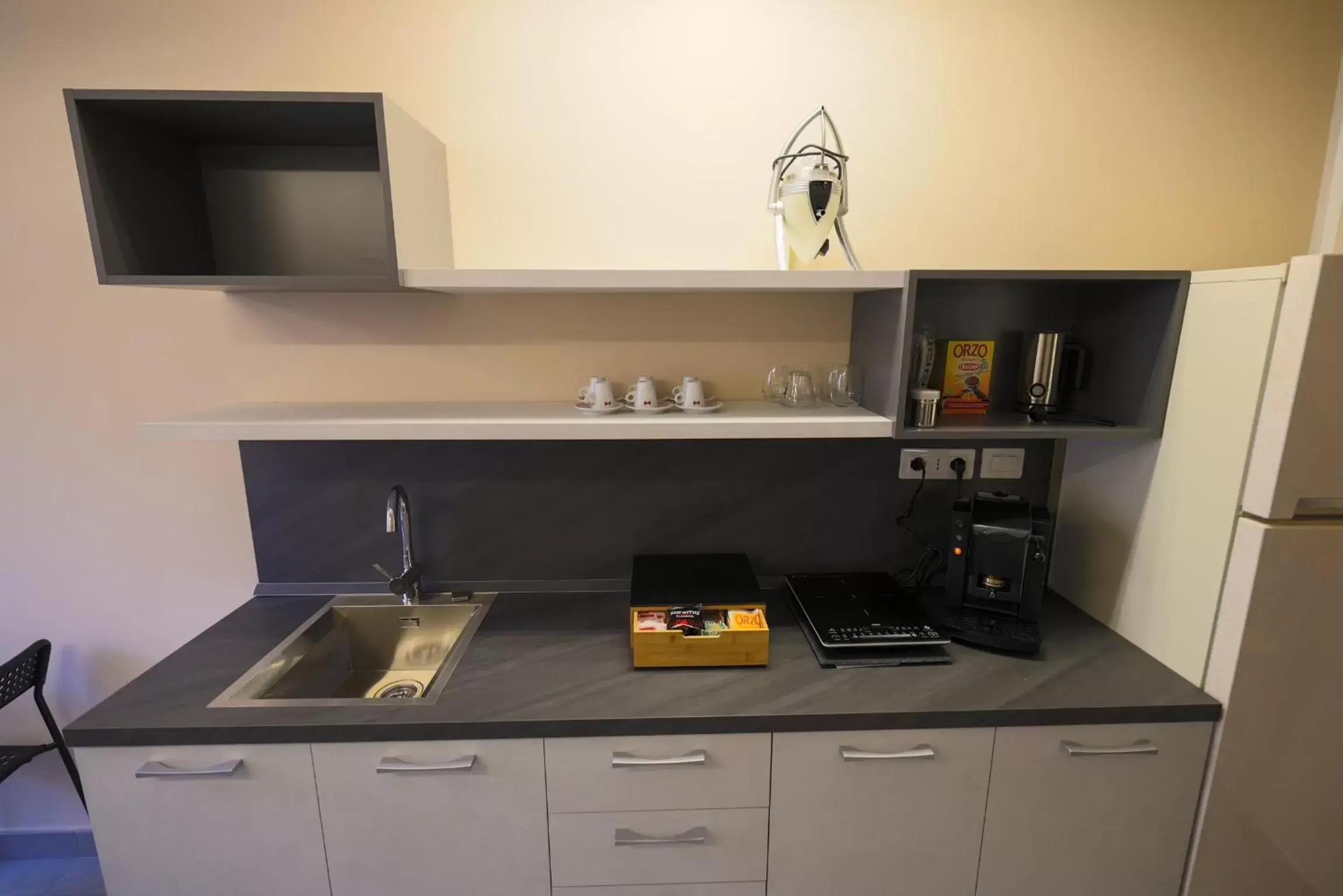 Kitchen or kitchenette, Kitchen/Kitchenette in Brettia Guest Rooms