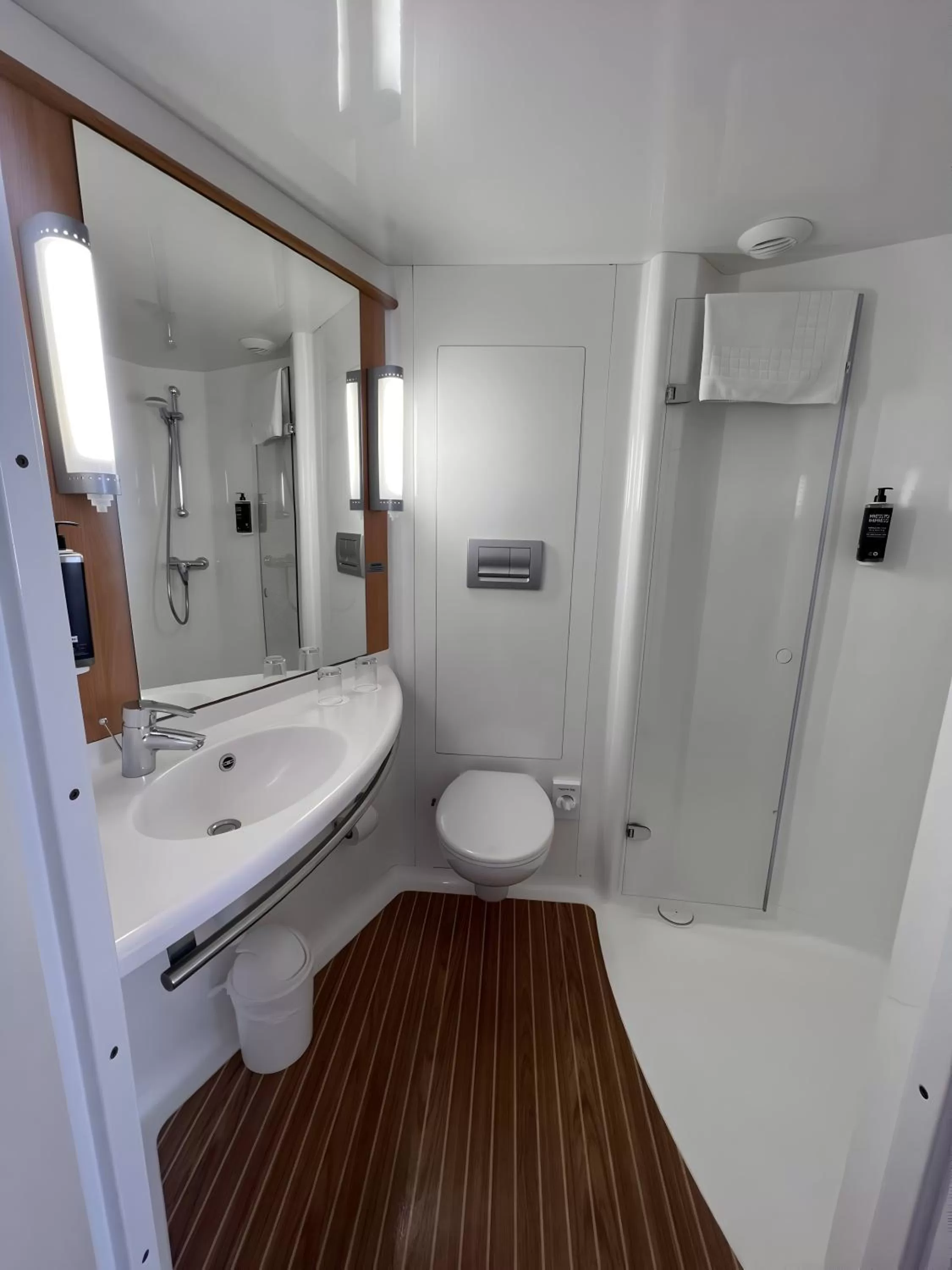 Shower in Ibis Styles Liverpool Centre Dale Street - Cavern Quarter