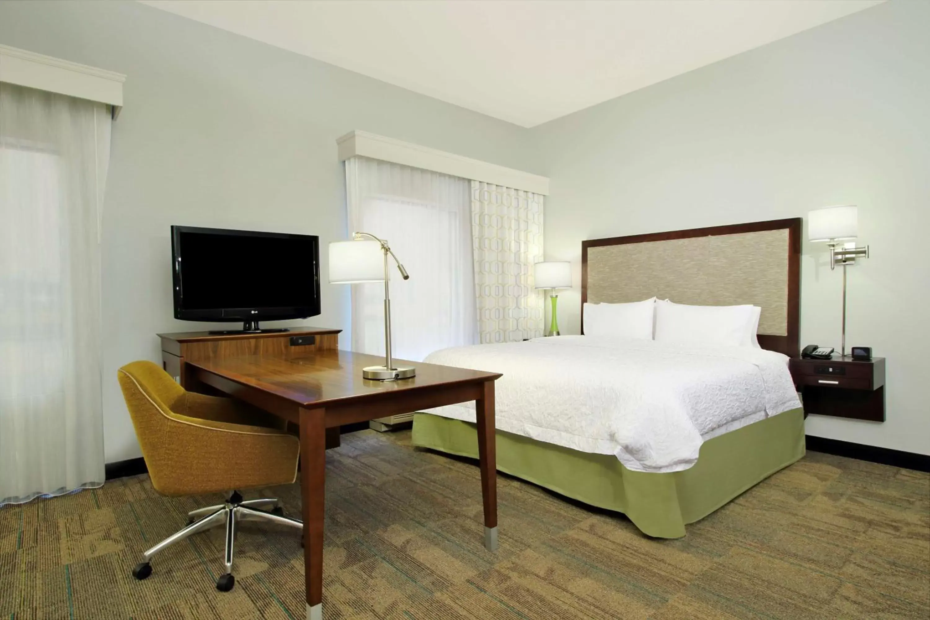 Bed, TV/Entertainment Center in Hampton Inn & Suites Columbus Hilliard