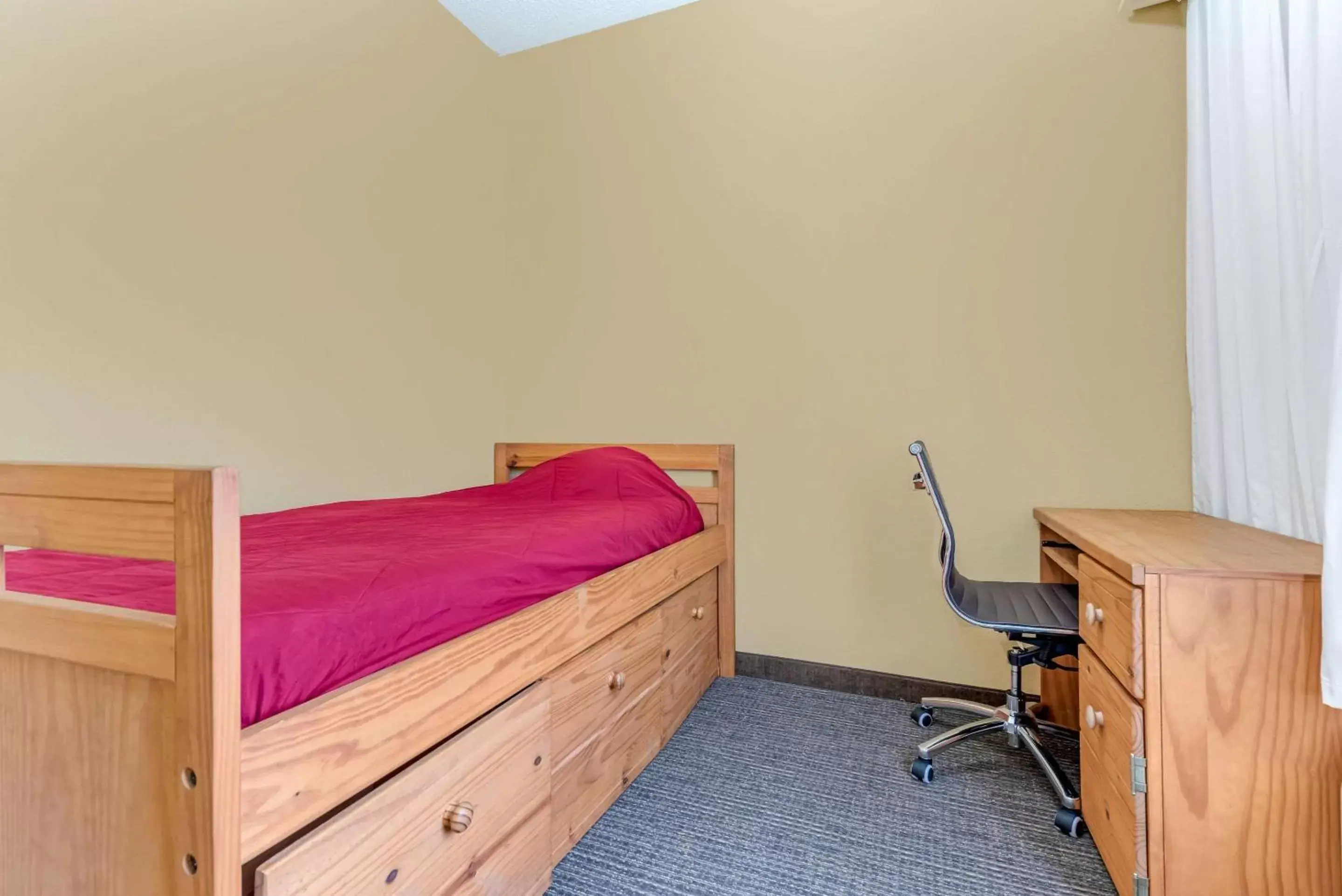 Photo of the whole room, Bed in Comfort Suites Findlay I-75