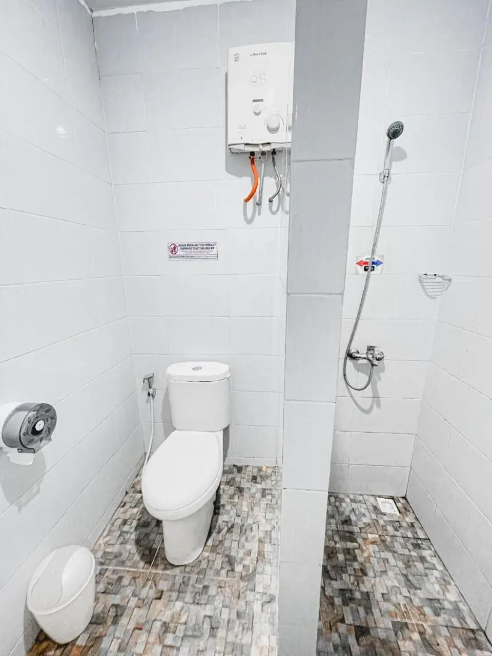 Bathroom in OtU Hostel By OstiC