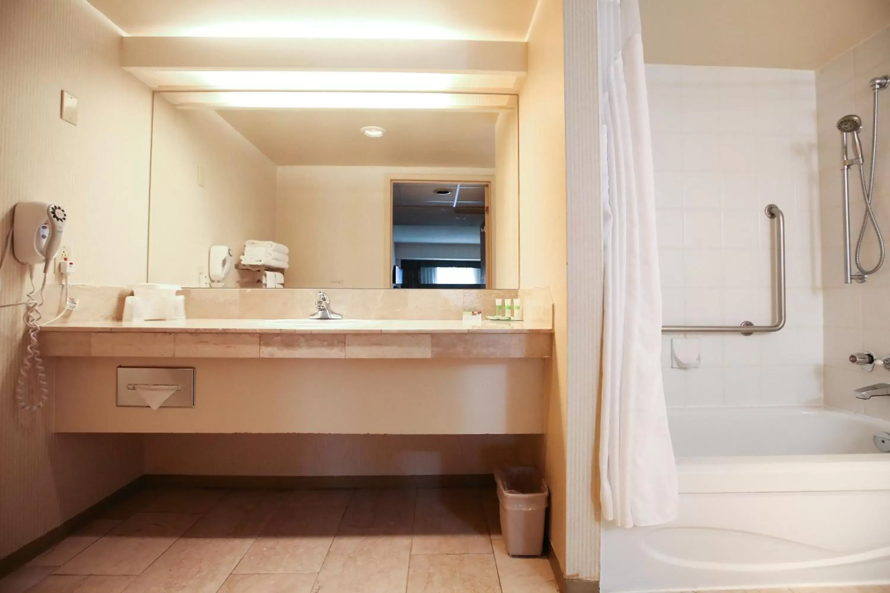 Shower, Bathroom in Atrium Inn Vancouver