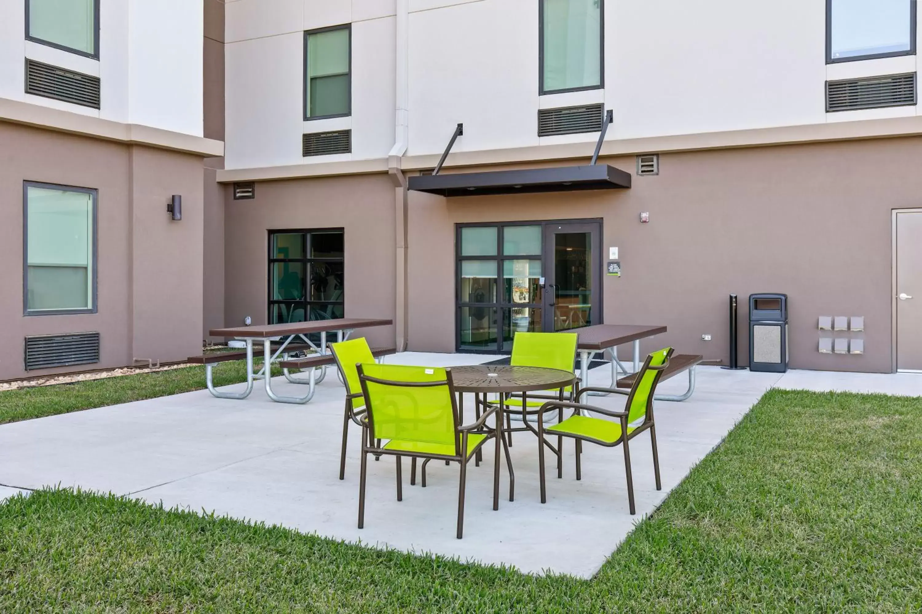 Patio in Extended Stay America Premier Suites - Tampa - Fairgrounds - Casino