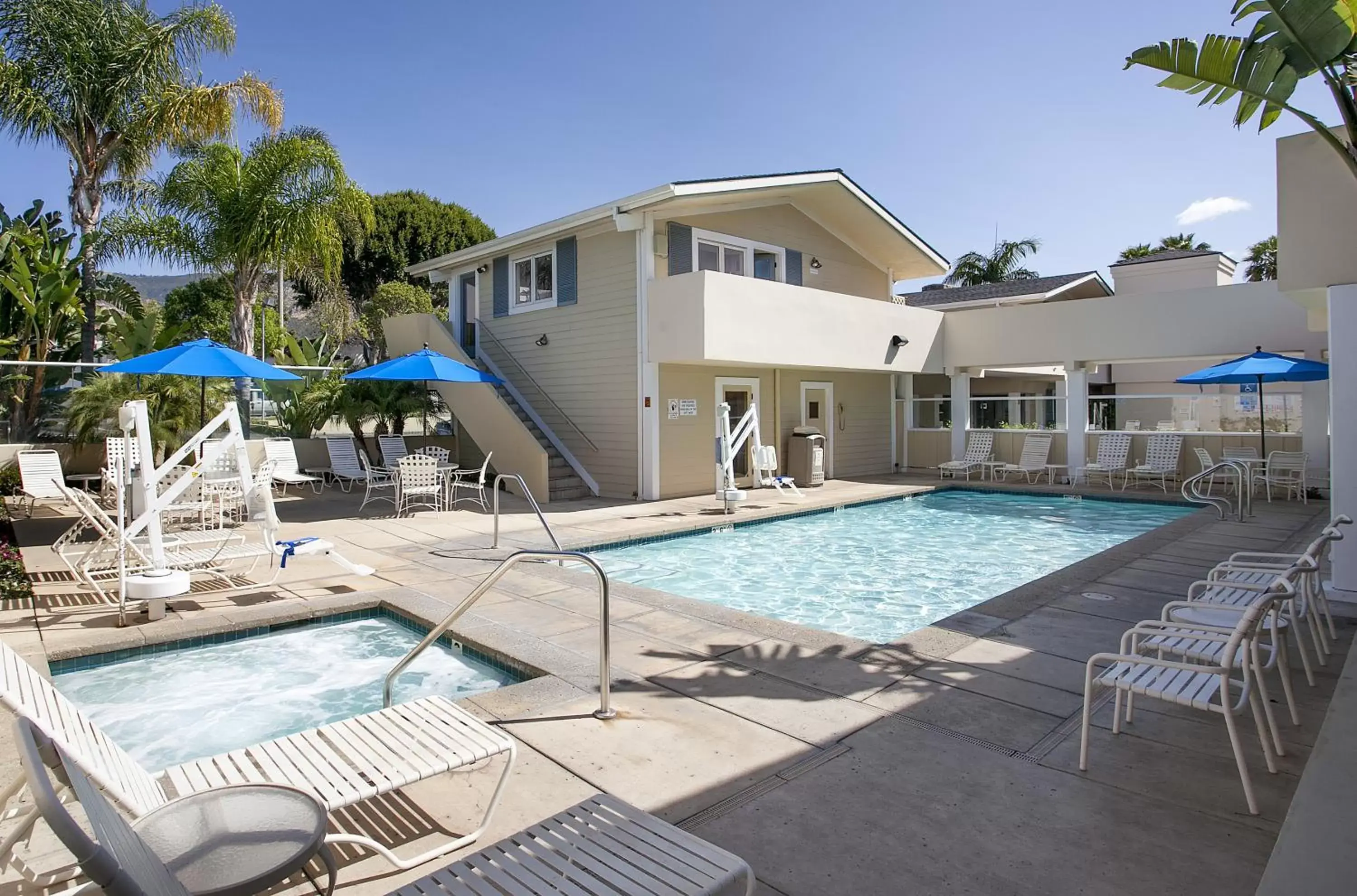 Property building, Swimming Pool in Sandpiper Lodge - Santa Barbara