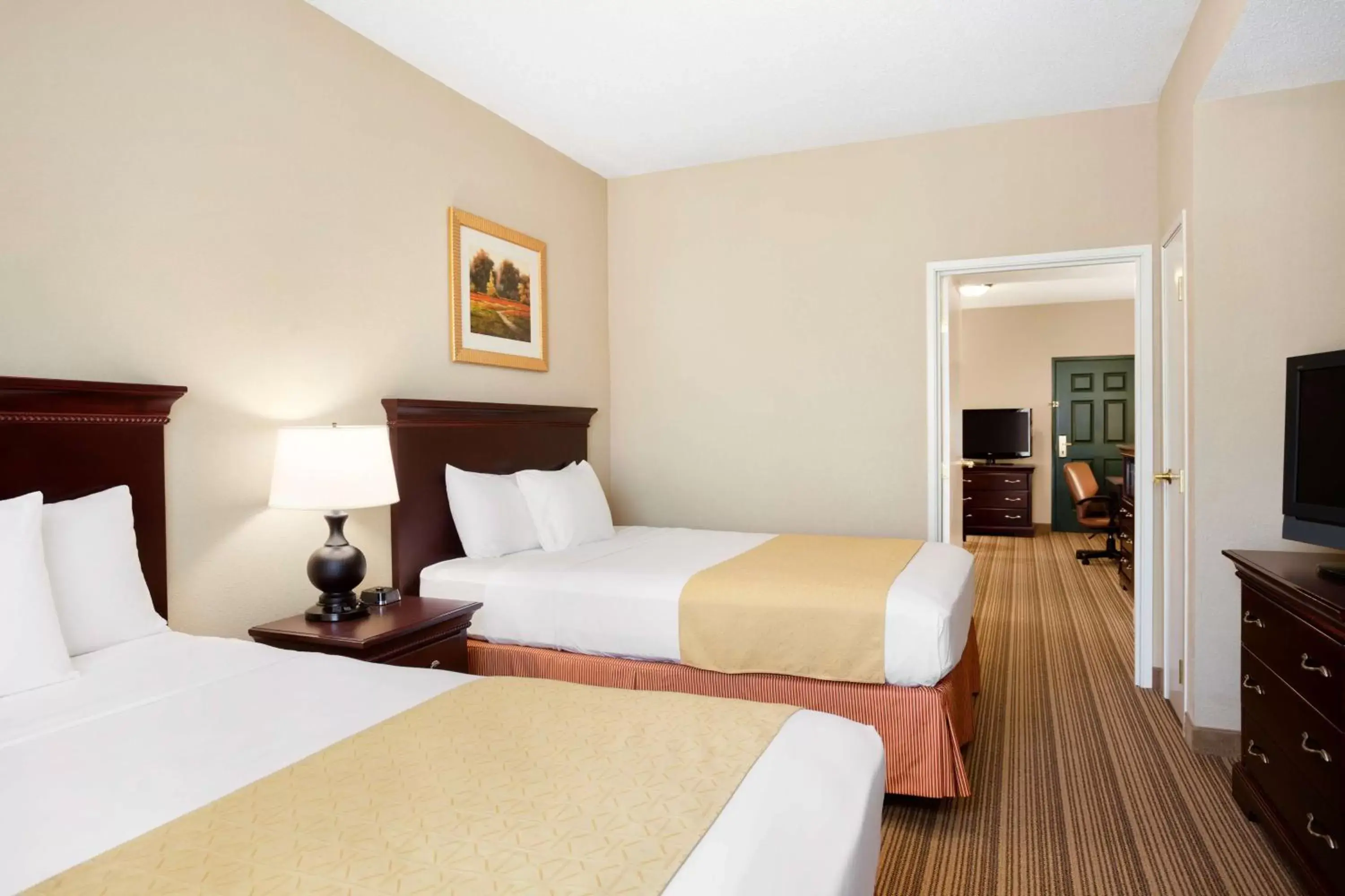 Photo of the whole room, Bed in Country Inn & Suites by Radisson, Ithaca, NY