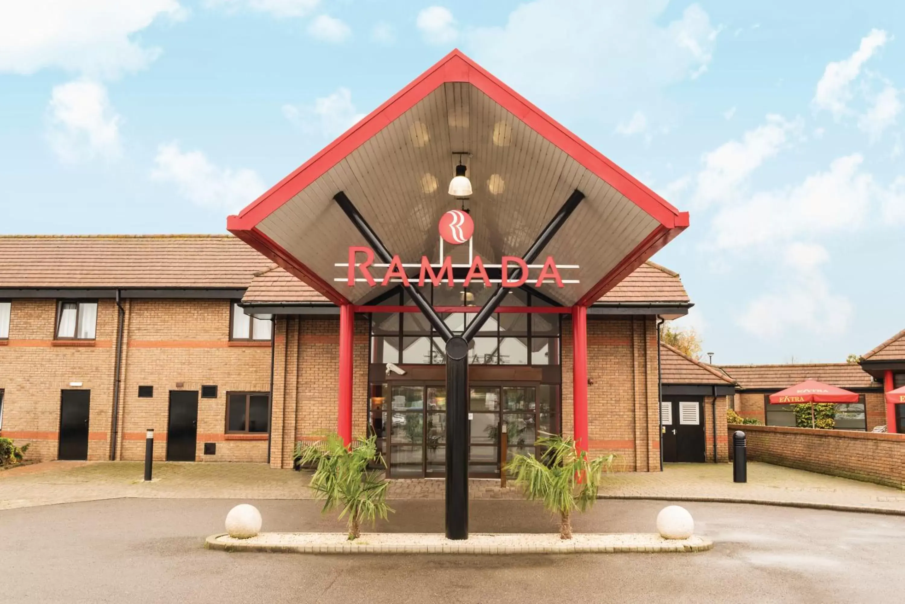 Property building in Ramada Cambridge Property building in Ramada Cambridge