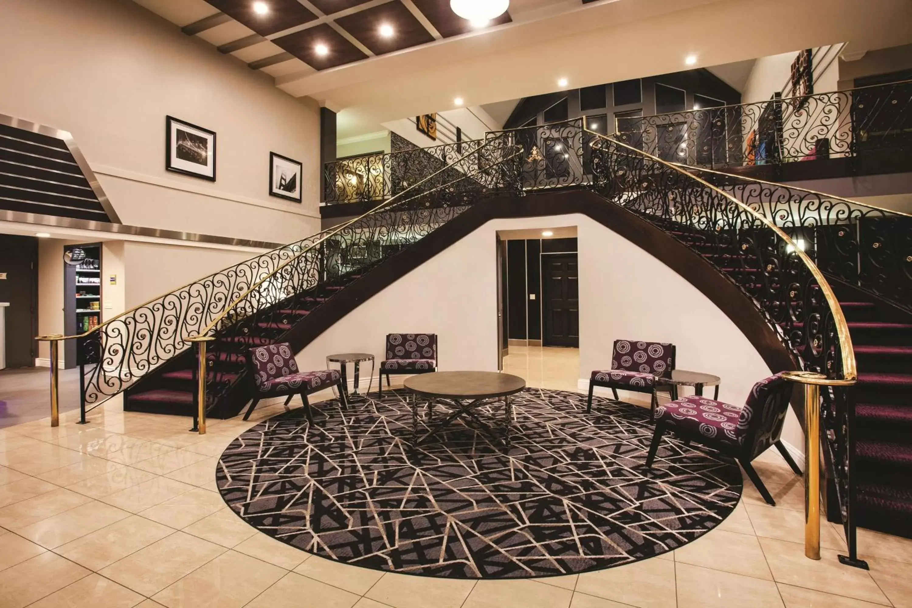 Lobby or reception in La Quinta by Wyndham Dublin - Pleasanton