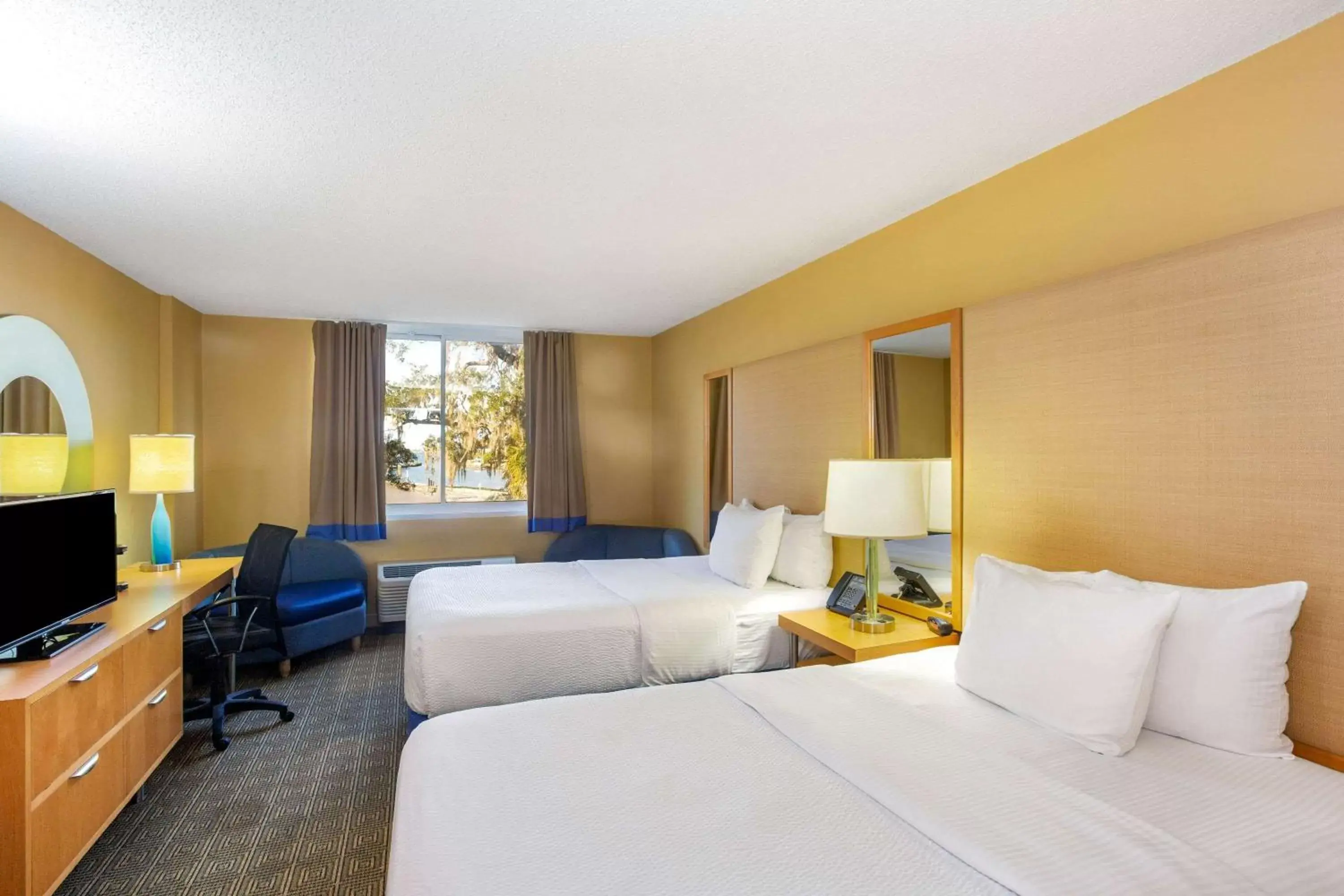 Photo of the whole room, Bed in La Quinta by Wyndham Sarasota Downtown