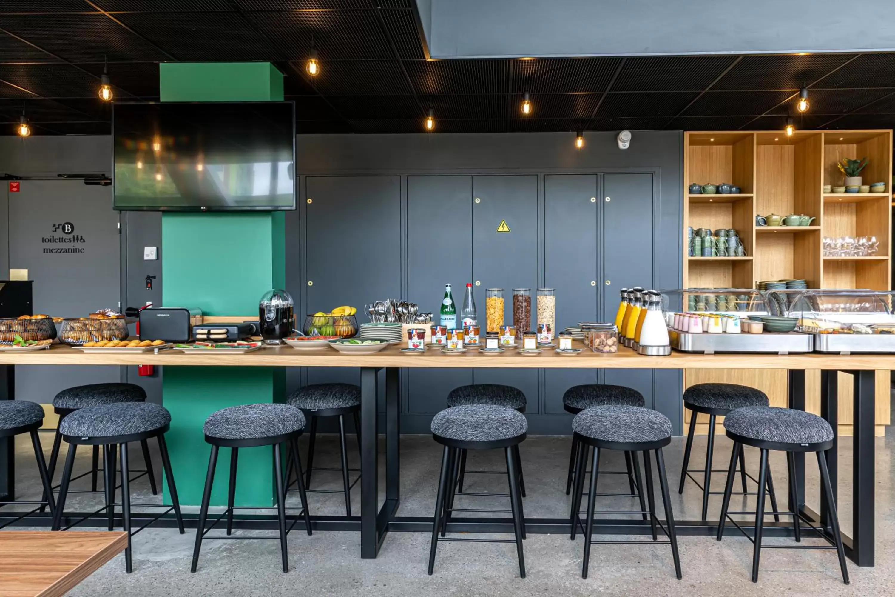 Food and drinks in Best Western M-Treize Paris Asnieres Food and drinks in Best Western M-Treize Paris Asnieres