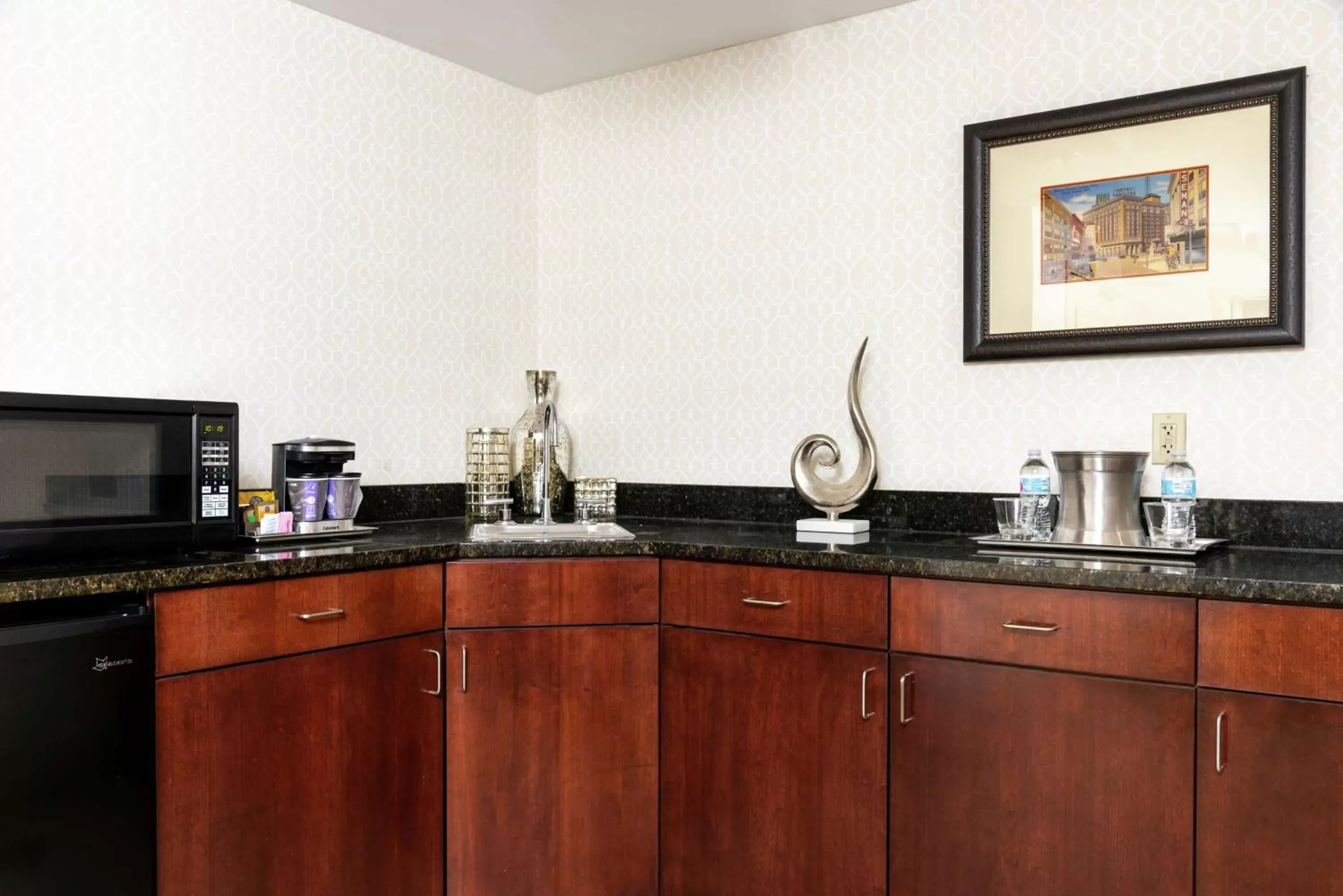 Bedroom, Kitchen/Kitchenette in DoubleTree by Hilton Hotel Grand Rapids Airport