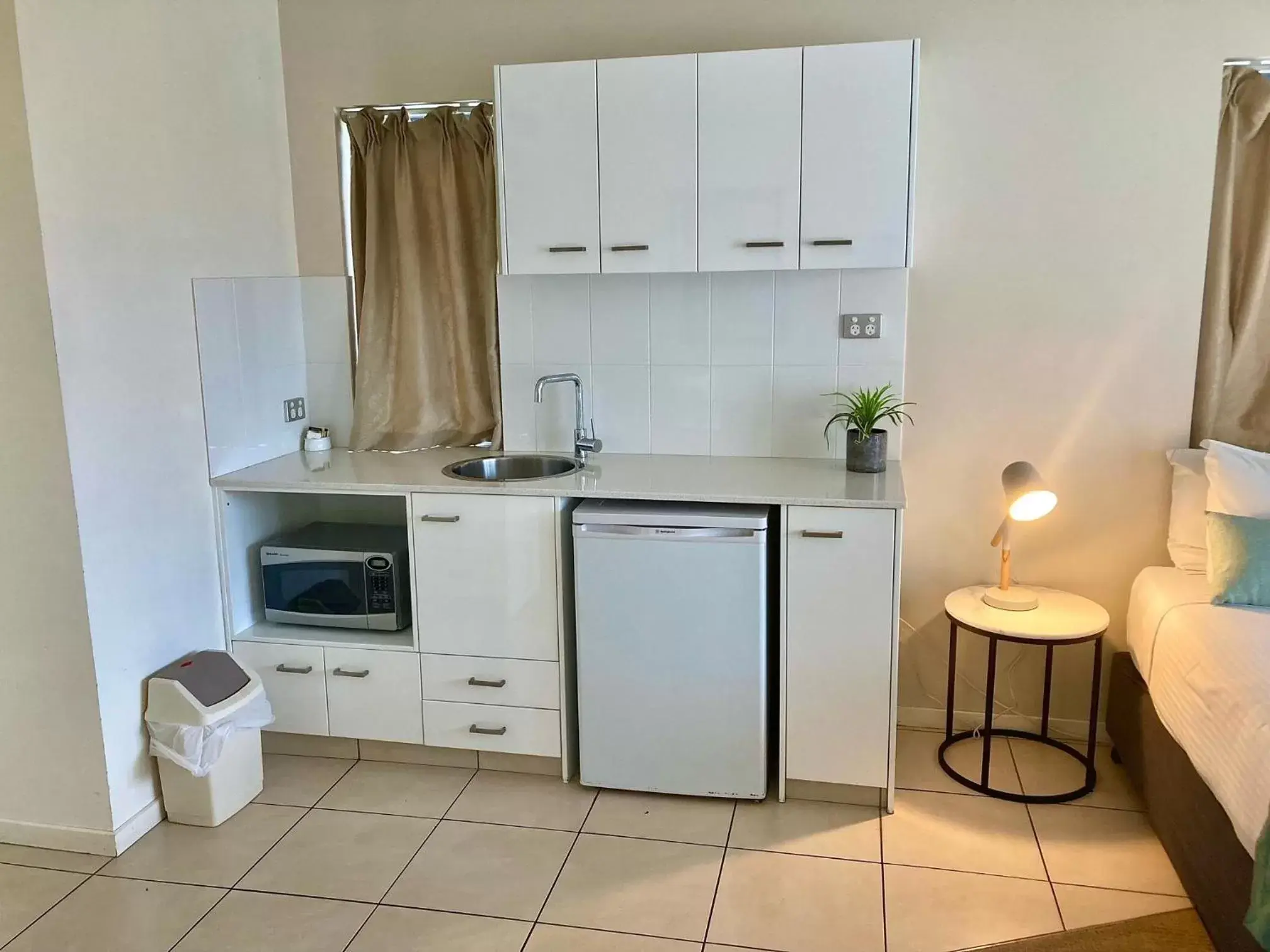 Kitchen or kitchenette, Kitchen/Kitchenette in Ocean Views Resort Caloundra