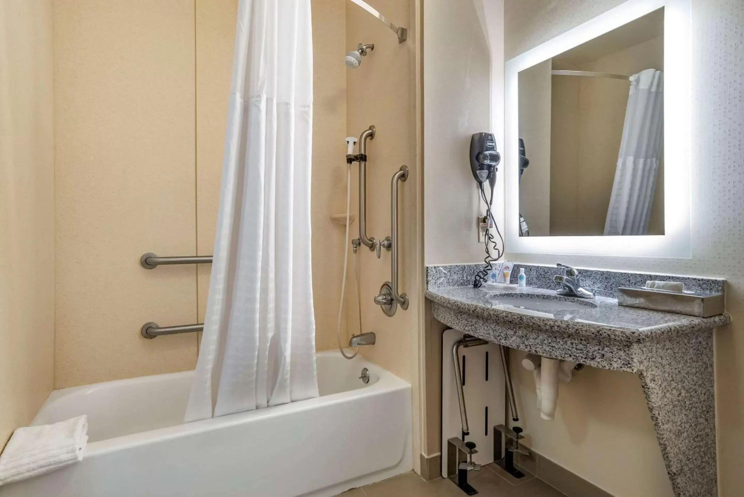 Photo of the whole room, Bathroom in Comfort Suites Airport Flowood