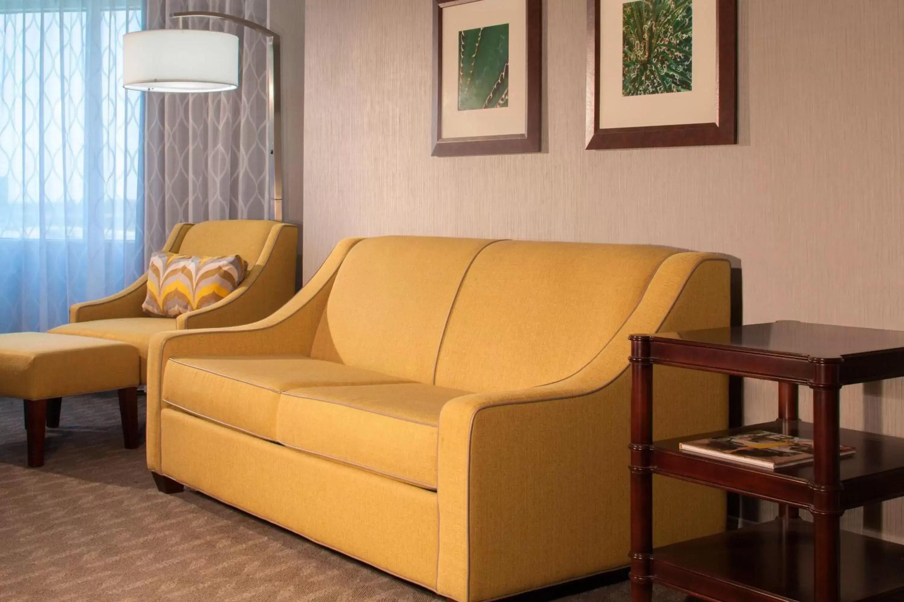 Bedroom, Seating Area in Sheraton Arlington Hotel