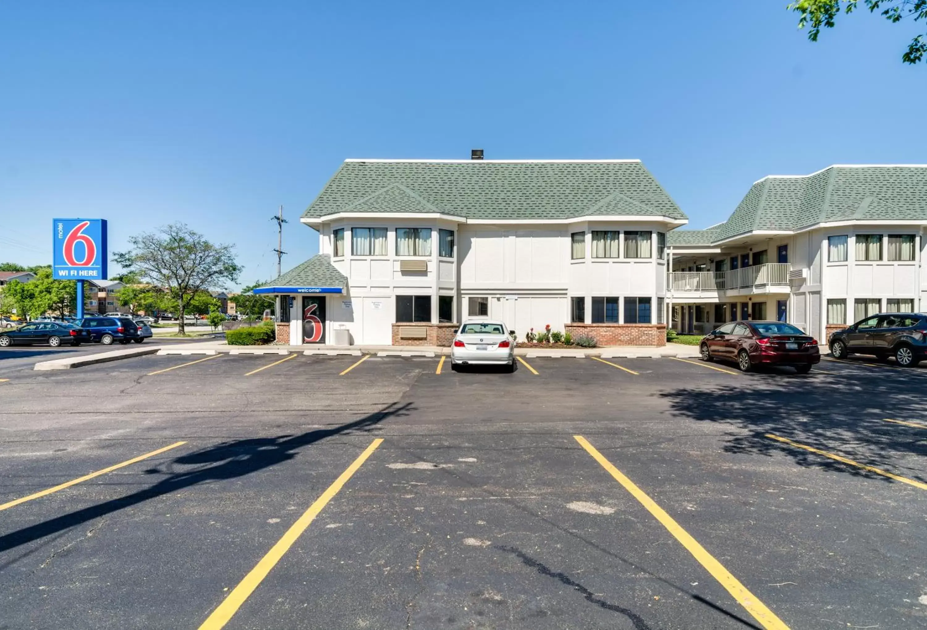 Facade/entrance, Property Building in Motel 6-Schiller Park, IL - Chicago O'Hare