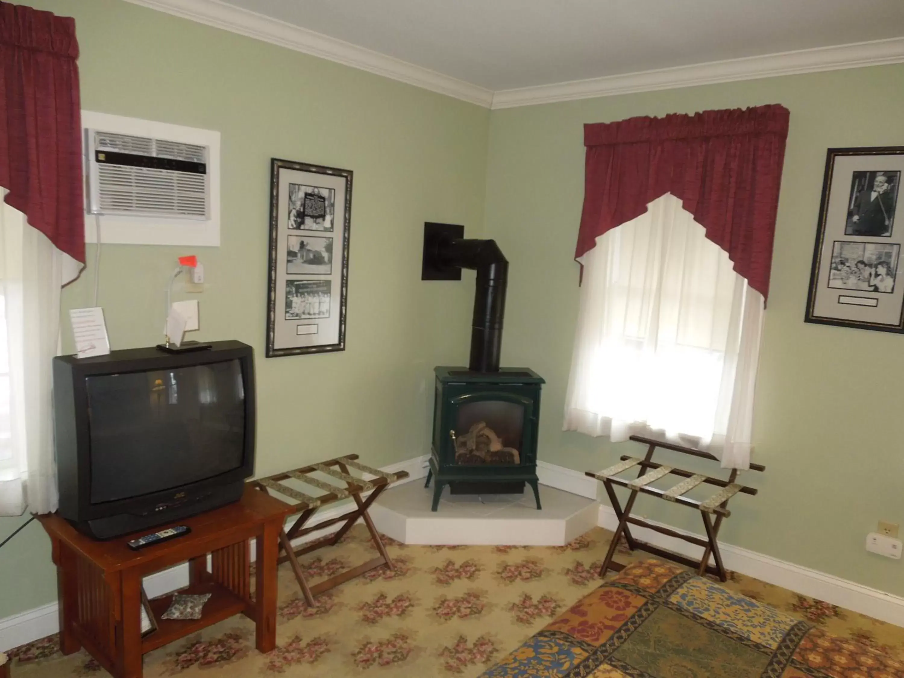 TV and multimedia, TV/Entertainment Center in Kearsarge Inn