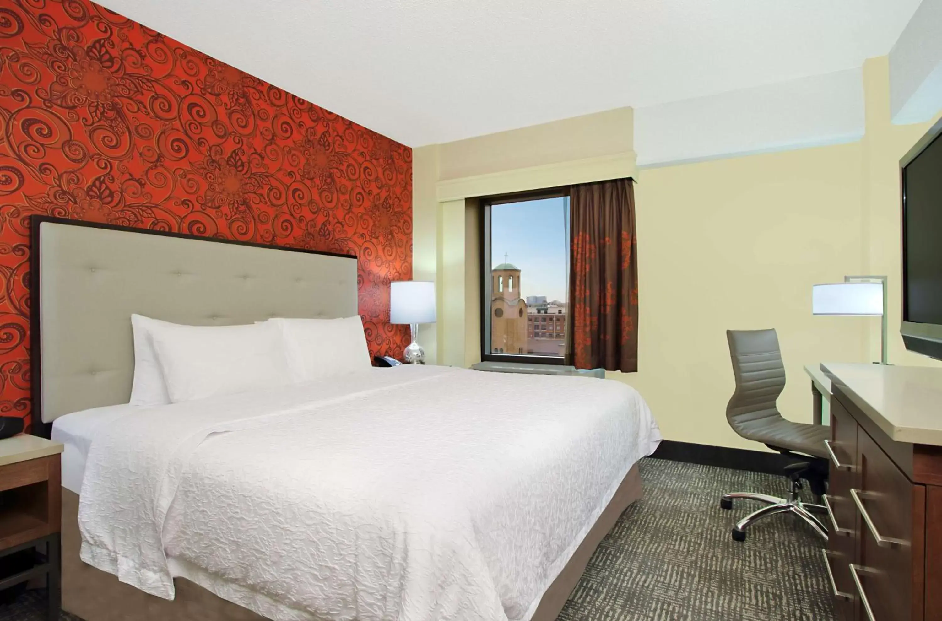 Bed in Hampton Inn & Suites Columbus-Downtown, Ohio