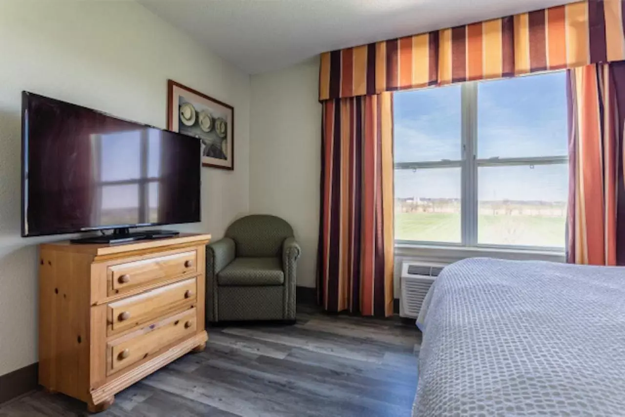 Bedroom, TV/Entertainment Center in Lancaster Inn & Suites