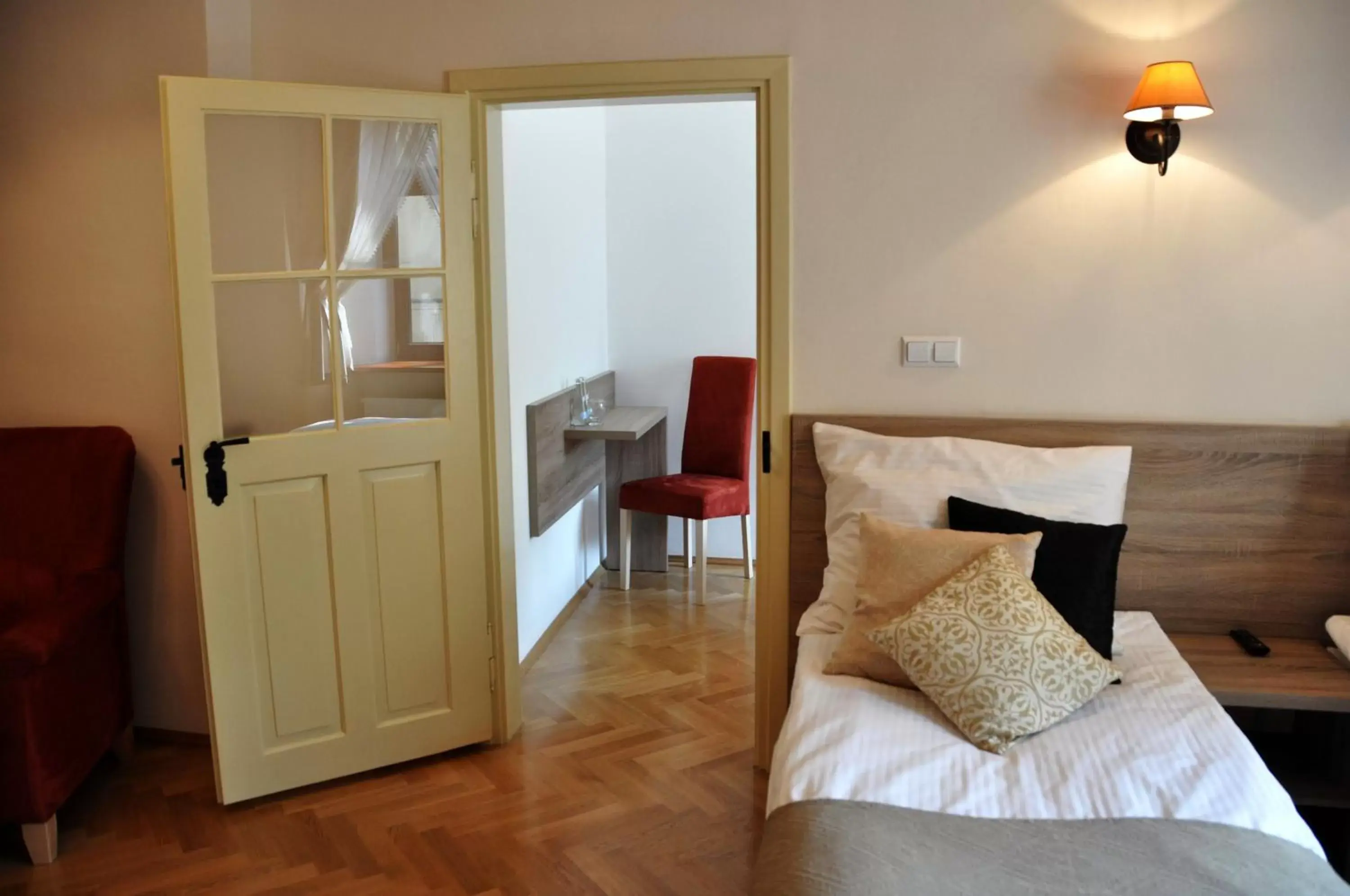 Seating area, Bed in Hotel Santi